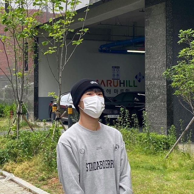 박준일 on Instagram: "#협찬 #제품협찬 @standarderror_official ⠀ [스탠다드에러 칼리지 클럽 맨투맨 - MG] ⠀ 지금처럼 비오는 날 꾸안꾸로 코디하기 좋은 맨투맨 ⠀ 짱짱한 원단에 고품질 디자인 프