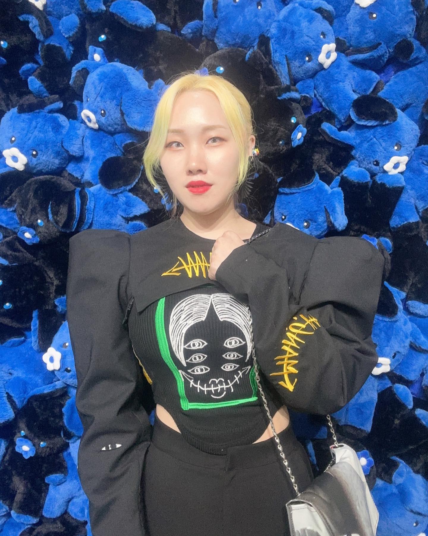 gallery_nowhy with.dian  #갤러리노와이 #다인작가 
.
man.g_official 예쁜 옷 입고 방문