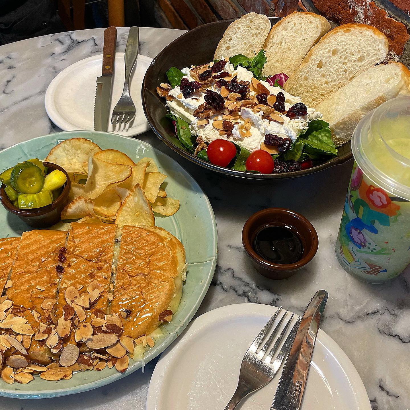 갈때마다 리코타치즈를 먹던 곳🥗
#카페마마스#리코타치즈맛집 

리코타 치즈에 빠졌을때 이 카페를 알고 리코타 치즈가 먹고 싶을때는 무조건 여기로 가요 센터원점으로 방문했는데 처음 방문해보니 좁고 테이블도 몇 개 없어서 근처 광화문점 방문을 추천해요

✔️리코타치즈 샐러드(15.8)
리코타치즈위에 크랜베리가 치즈랑 잘 어울리는데 같이 나오는 발사믹 소스를 조금 뿌려주면 클래식한 샐러드의 맛에 건강해지는 느낌!

✔️허니까망베르치즈파니니(15.8)
느끼하지 않고 고소한 치즈와 달달한 꿀맛이 나요🍯

🍹프레시쥬스_청포도(6.8)
청포도주스는 진짜 청포도 간 으로 시럽맛이 아니라 맛있어요

💜카페마마스_광화문점
📍 서울 종로구 종로1길 50 더 케이트윈타워 1층

#쭈추천맛집#쭈먹_종로#카페마마스#광화문브런치맛집