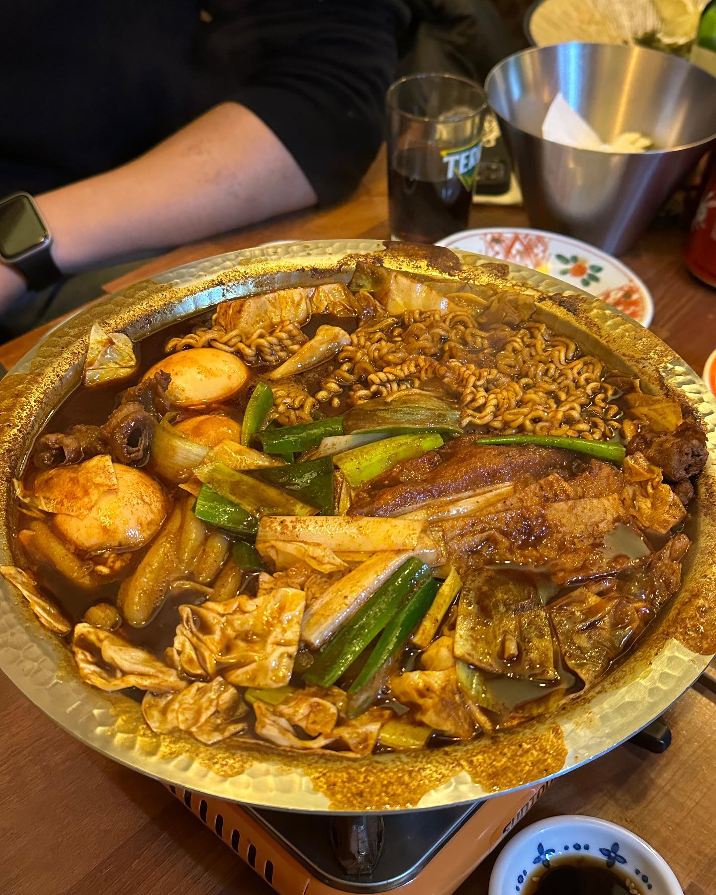 [은평구 #니노나]
-
친구들이 은평구에 살아서 단골 술집이 있는데 정~~~말 하도 맛있다고 오라길래 가봤어요,,😂 근데 진짜 안주 맛도리..!🤍 

광어회 고노와다는 쫄깃한 광어회가 아주 만족스러웠구 명란 크림파스타는 제 스타일은 아니였다~~!! 제 픽은 조개술찜에 파스타 면 추가한 메뉴가 최고..🩵 다음에 가게되면 또 이거 시킬거에요!! 짜장떡볶이도 낫배드🖤 

안주가 비싼편도 아니고 가게 분위기도 아늑하니 동네에 있었으면 저도 단골이 되었을 것 같아요🫶🏻여긴 술잔도 고르게 해준다구요‼️
-
#은평구맛집 #은평구술집 #조개술찜 #단골손님 #박소떡_은평