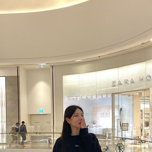 그린이두 on Instagram: "어린이날 스타필드에 간 할미👵🏻 스탠다드에러의 힙한 맨투맨을 소개합니다! 제가 착용 했을 때 힙까지 내려오는 기장감입니다! 하의에 접어 입을 수 있어서 다양한