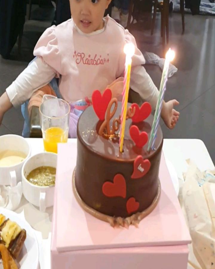 .
23년5월9일
양또아탄신일🥳
.
아빠있는 주말에 땡겨서 할때는 꼭 식당가서 촛불꺼야한다고해서 부끄럽지만 촛불켜고 노래 불러드리고ㅋㅋ🥳🥳
.
생일 당일에는 도너츠 먹고싶다고해서 도넛사러 엄마랑 잠깐의 데이트 하고 집에 와서는 고모가 배달로 보내 준 하츄핑케이크로 생일츄카 한번 더 하고 미역국 한그릇 마시고 치킨 배달시켜먹고 마무리~ㅋㅋ
.
연휴에 곤듀님생일에..
이제 끝인줄 알았는데..
금요일에 소풍 도시락 싸보내라네??!!
인생 첫 소풍도시락에 또 신경쓰인다ㅠㅠ
.
소풍도시락에 마지막으로 어린이집 생일잔치까지 끝내야 모든 행사가 끝나네🤪🤪🤪
.
.
귀엽고 사랑스러운 우리 막내따님~ 생일츄카해~❤🧡💛💚💙💜
.
생각해보니 이쁜껌딱지 곤듀덕분에 엄마는 36개월동안 홀몸으로 저녁마실, 주말마실 따위 나가본적이 없더구나..
더 늙어서야 나갈 수 있겠구나..
잊지말고 꼭 기억해주길 바란다 꼬맹아~😘
.
.
.
.
.
.
.
.
.
.
.
.
.
.
.
.
.
.
#쥐띠아기 #자매맘 #딸둘맘 #4세생일 #생일 #하츄핑케이크 #부산대애슐리 #애슐리퀸즈 #부산대애슐리퀸즈 #귀요미 #양산맘 #육아일상