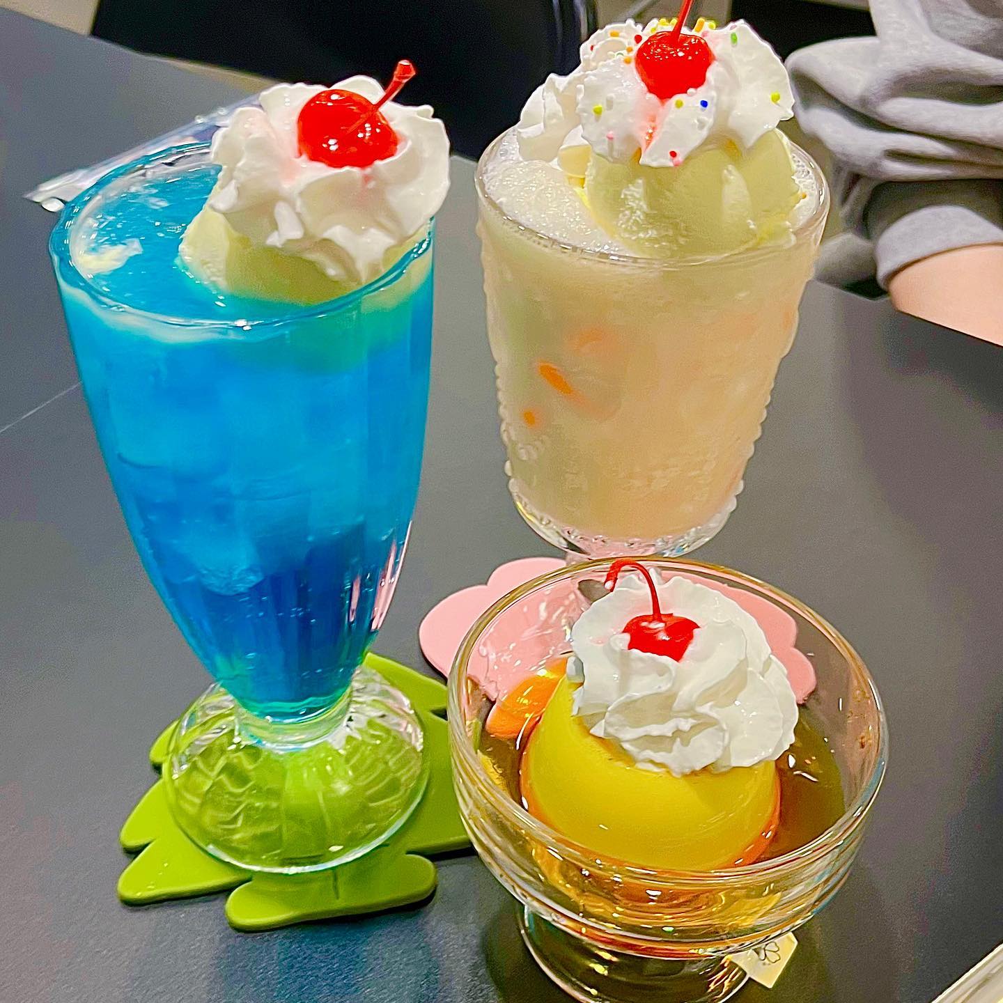 #젤리포에
📍위치: 대전 서구 계룡로 399-1 101호
❤️하이틴영화에서 튀어나온듯한 비주얼미친 젤리카페
🧡인테리어, 소품, 음료, 푸딩까지 비주얼에 관한거는 진짜 극락 그 자체!!
💛소다는 다들 아는 그 에이디맛에 아이스크림 한스쿱과 생크림, 체리를 올려주심!! 나는 여름바다소다를 먹었는데 뭔가 파파야 맛이 나는 익숙한 소다맛이였음!! 소다만 몇번 먹다가 막판에 아이스크림이랑 섞어주면 더 부드러워진 맛을 느낄수있음!!
💚푸딩은 진짜 쫜득 탄탄 말캉 제질!! 시럽이 물제형이라서 적당히 달게 먹을 수 있었음!! 
💙매장내부가 소품샵마냥 이쁜 키링이나 모형, 그립톡을 팔고있음!!! 소품샵+카페 느낌이라 인테리어가 너무 예뻤음!!
💜추천메뉴: 크림소다, 커스타드푸딩
🤎재방문의사: 84%

 #맛스타그램 #먹스타그램 #노티드 #야식 #한남동카페 #먹스타 #먹스타맞팔 #먹팔 #먹스타그램맞팔 #먹팔환영 #먹팔맞팔 #소통 #좋아요 #팔로우늘리기 #좋아요반사 #좋반 #좋아요늘리기 #팔로우 #맞팔 #likefoefollow #lfl #fff #f4f #follow4follow #선팔맞팔  #フォローバック
#いいねした人全員ファローする