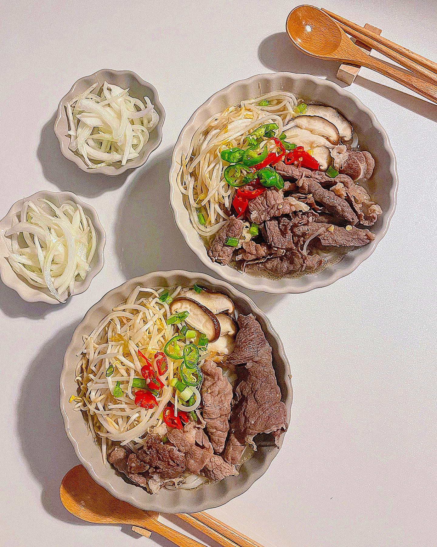 🏡우리집 소고기 쌀국수👩🏻‍🍳

저 소고기 쌀국수 들고 오래간만에 왔어욥😘
우리 인친님들은 쌀국수 좋아하세요~?!

저는 완전 좋아해요♥️
그래서 늘 집에 쌀국수면과 해선장 소스랑 
쌀국수 핫소스는 쟁겨두는 편이에요😆

집에 먹을 거 없을때 호다닥 만들기 좋거든요🫶🏻
차돌박이로 만들면 국물 진해서 맛있고
샤브샤브 소고기로 만들면 담백 깔끔해요💛

이번에 만든 쌀국수는 샤브샤브 고기로 만든
담백깔끔 스타일로 만든 쌀국수랍니당😁
(사실 차돌을 더 좋아하지만 냉털을 위해🤣)

양파절임은 쌀국수 만들기 전에 
먼저 만들고 시작하세요💓
그럼 더 새콤 달콤하게 맛있게 먹을 수 있답니당😍

오늘도 맛있는거 먹으면서 수요팅하세요😘♥️!!