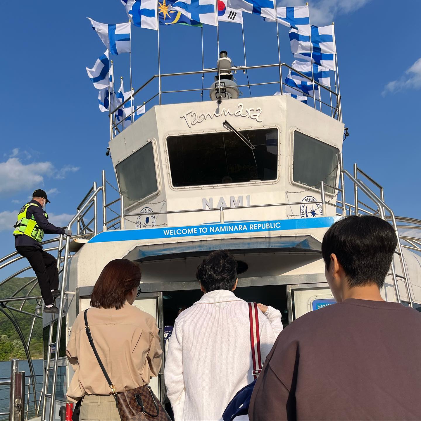남이섬 🌸☘️ 나미나라공화국 🐰🐇
📍강원 춘천시 남산면 남이섬길 1

남이섬은 동화나라, 노래의섬을 컨셉으로 하며, 연인 친구 가족, 그 누구와 와도 행복을 얻어갈 수 있는 자연 생태 문화 공간 ! 반려동물 출입이 가능하며 자전거를 타고 둘러보기 좋음 ❗️
📢 주요 시설은 노래박물관, 그림책놀이터, 아트숍, 유니세프라운지 등의 문화시설과 투개더파크, 나눔열차, 스토리투어버스 등의 유기시설, 다양한 테마로 꾸며진 객실과 강변의 독립적인 공간을 가진 별관으로 이루어진 숙박시설 호텔 정관루가 있습니다 📢