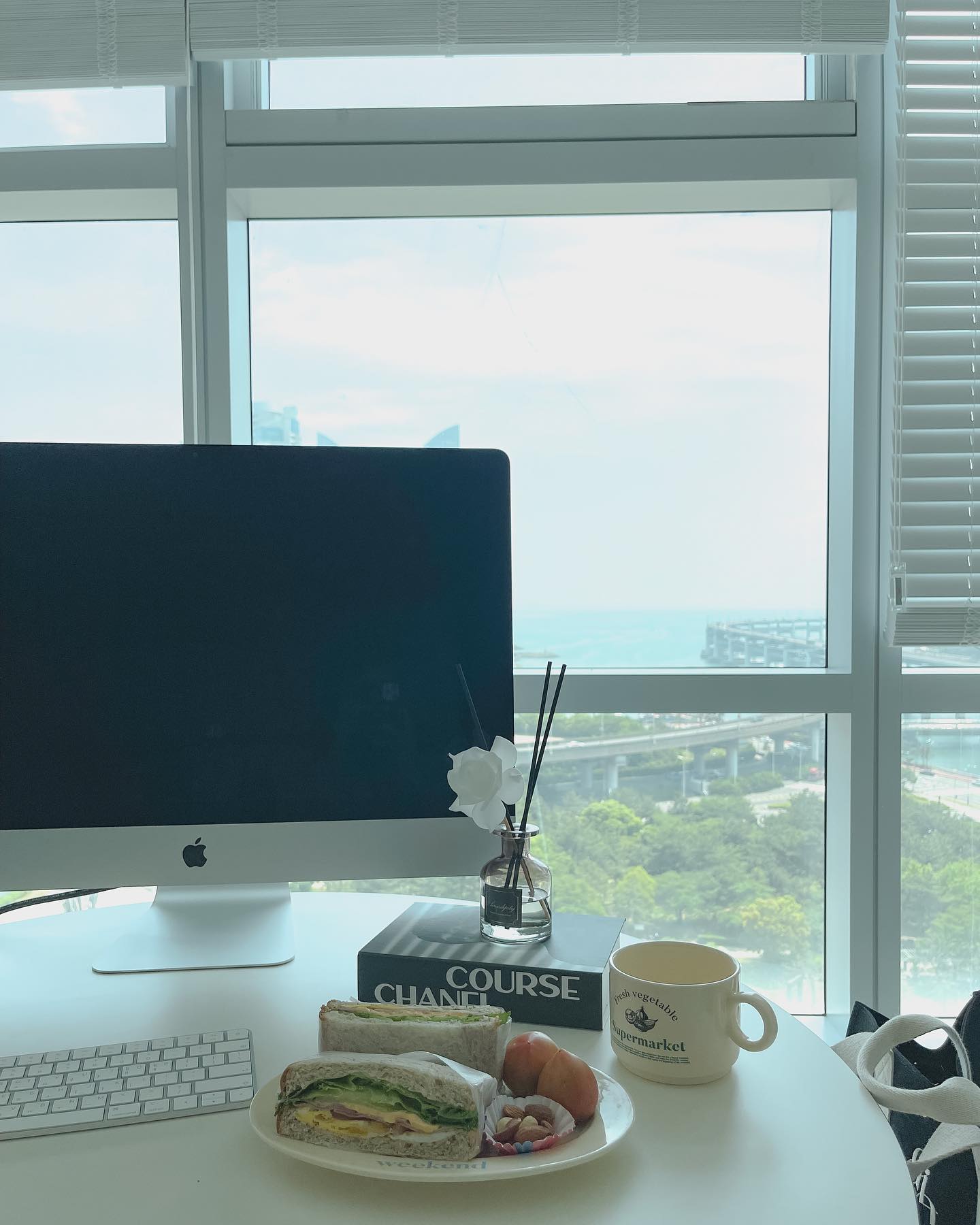 🌁
광안대교뷰🥳
오늘 날씨 너무 좋다아-
카페에 온건지 일을 하러 온건지
너무 날씨가 좋아서 기분째진다

#기째기째

🥰🥰🥰