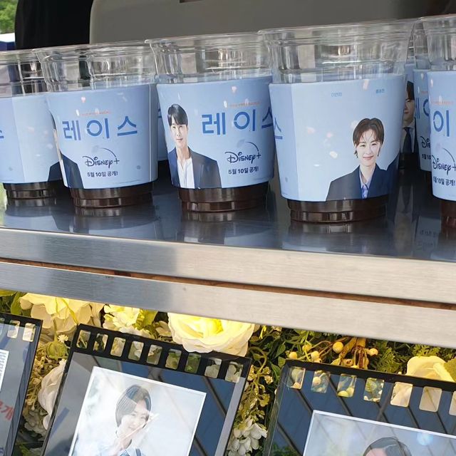 모델진아영 on Instagram: "#광고#레이스#RACE#이연희#홍종현#문소리#정윤호#디즈니플러스#DisneyPlusKR#직장인#직장인점심#출근#드라마추천#커피차#커피#이벤트#역삼 간만에 역삼나왔는데 길가다가