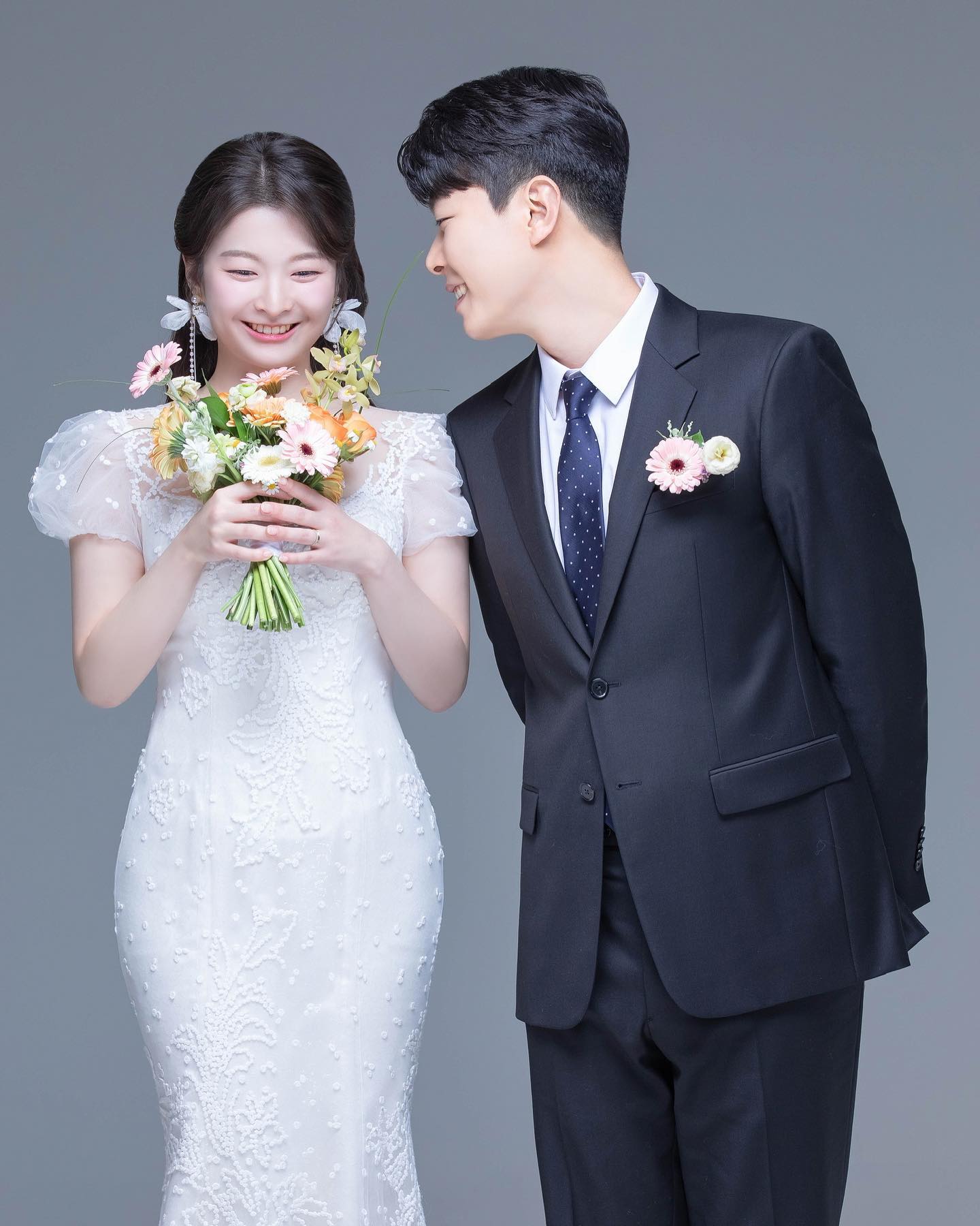D-10🕊️

좋은 사람을 만나 6년 연애 끝에 결혼을 합니다. 1년 가까이 준비한 결혼식이 이제는 10일 남았네요. 결혼 준비기간 동안 너무 많은 분들의 도움과 축하를 받아 너무나 행복한 1년을 보낼 수 있었습니다. 많은 축하 받았던 만큼 예쁘게 잘 살게요🤍

혹시나 소식을 알리는 연락이 부담으로 다가가지는 않을까 조심스러워 연락을 드리지 못한 분들도 많네요. 먼저 연락을 주신다면 더없이 기쁜 마음으로 인사드리겠습니다😊 

쓰고싶은 말이 너무 많지만 이만 줄이겠습니다. 

일교차가 심한 요즘 건강 유의하시고 5월 20일 신랑,신부의 모습으로 찾아뵐게요🤵👰‍♀️

박건서, 김민정 드림