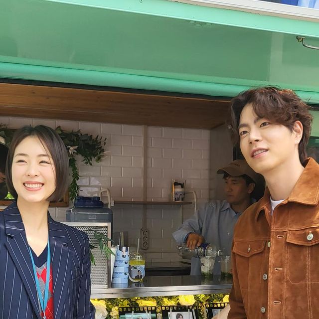 리뷰쥬쥬 on Instagram: "#광고 지만 행복 그 잡채! by @disneypluskr 오늘 회사 앞에 디즈니+에서 오늘 공개된 드라마 <레이스>의 이벤트 커피차 등장!!! 짜잔~💗 심지어 이연희, 홍종현 배우가 와서