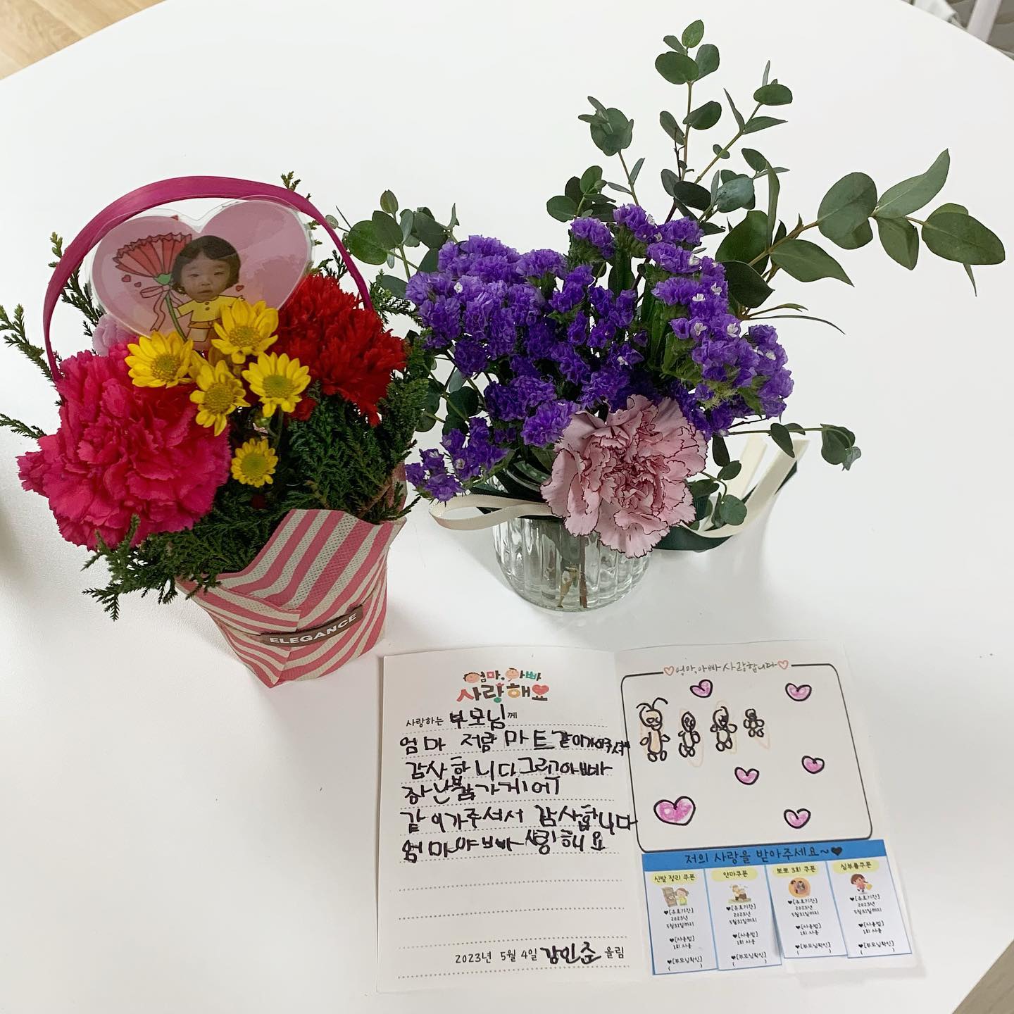 어버이날 받은 카네이션..
난 멋지고 귀여운 아들이 둘이나 있는
엄마야
사랑해 쭌이환이💜
엄마 머리카락?더듬이? 예쁘게 그려줘서
고마워….🤭