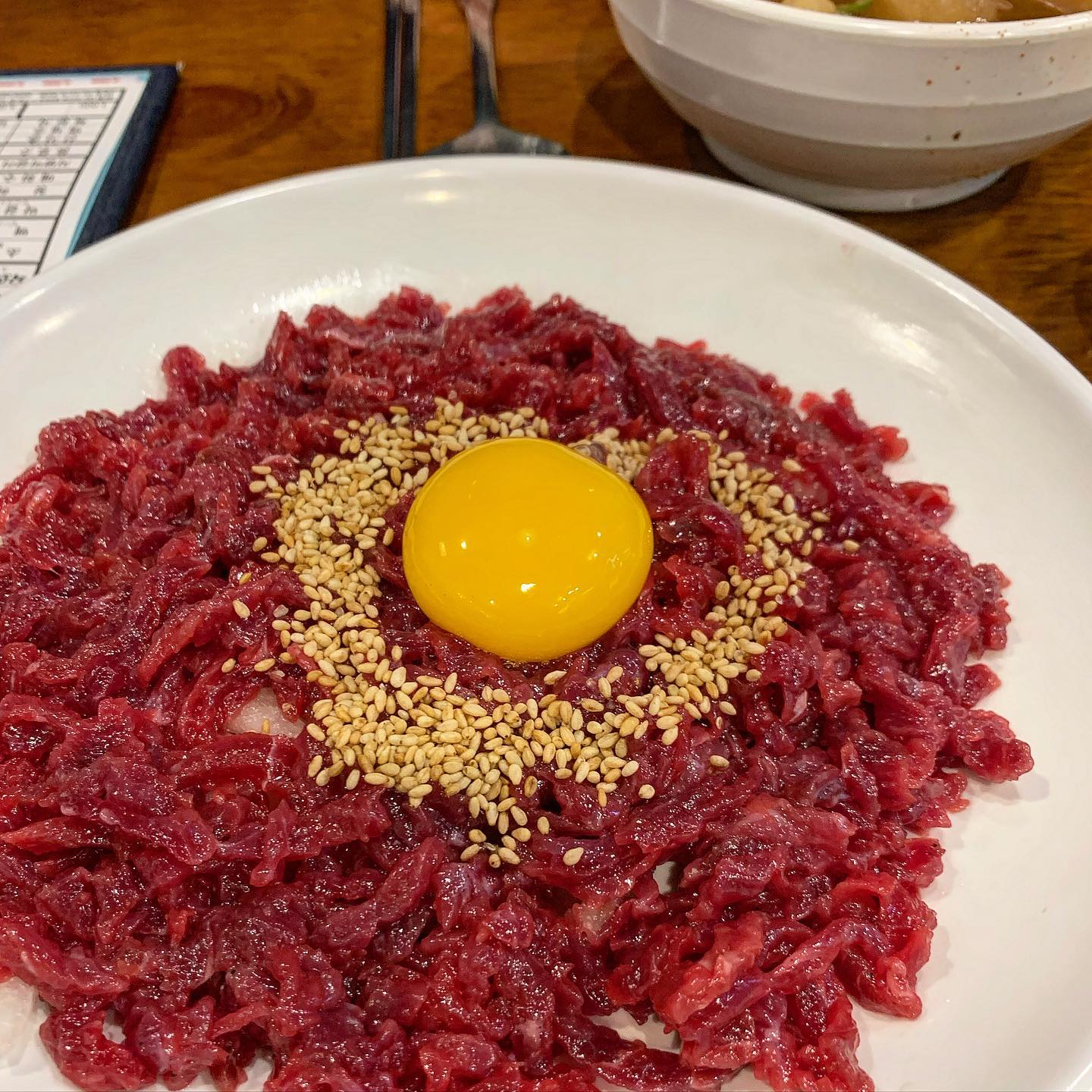 육회 먹으러 갔다가 무국에 취해🐮
#육회자매집 #육회 

또또또또간집 중 하나인데 싱싱한 육회 먹으러 갔다가 무국이 너무 맛있어 무국에 취해버리는 곳입니다
서비스로 나오는 무국인데 무가 달달하면서 고기도 크게 들어가 있어 밥이 생각날 수 있으니 주의하셔야 해요

✔ 육회 (19.0)
이 육회가 1974년에 천 원에 팔았던 거라는 걸 아시나요?
노른자를 터트려 비벼주면 육회 밑에 배가 숨어있답니다
비주얼만 대박이냐구요? 신선해서 더욱 맛있어요

✔️ 소간, 천엽 (16.0)
개인적으로 소간, 천엽을 좋아하지 않아요
제 소감을 쓸 수 없지만 같이 방문한 지인의 평가로는 엄청 싱싱하고 맛있다며 박수를 치며 다 먹어버리더군요😅

💜 육회자매집
📍 서울 종로구 종로 200-4
✔️ 3호점까지 있어요
✔️ 무국리필 가능
✔️ 포장가능

#쭈추천맛집 #쭈먹_종로 #육회맛집 #광장시장
