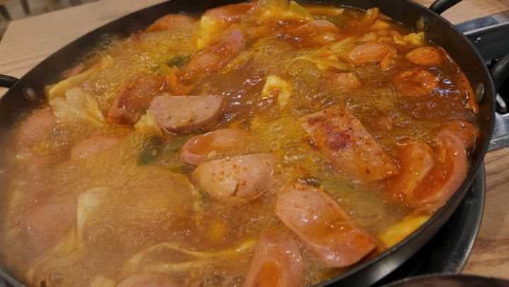 #첫줄안녕

퇴근 후 보글보글 부대찌개 못참치😋

육퇴 후 자글자글 부대볶음 못참치🤩

검단신도시 부대찌개 맛집으로 유명한 #김뚜껑부대찌개 다녀왔지요🍴

부대찌개 2인세트(25,000원) 주문했더니 폭신도톰 계란말이랑 음료까지 완벽 그 잡채

버터에 쓱쓱 비빈 밥이랑, 라면사리 넣고 치즈까지 넣어 드시면 꿀맛

오늘은 부대찌개 어떠세효🙆‍♀️

🎈김뚜껑부대찌개 검단아라점 : 인천 서구 바리미로23 솔보프라자 1층(아라동행정복지센터 건물)

🎈주차 : 1시간 무료

🎈전화 : 050-71373-3909

🎈내부 좌석 : 22석정도

🎈배민주문가능, 포장가능