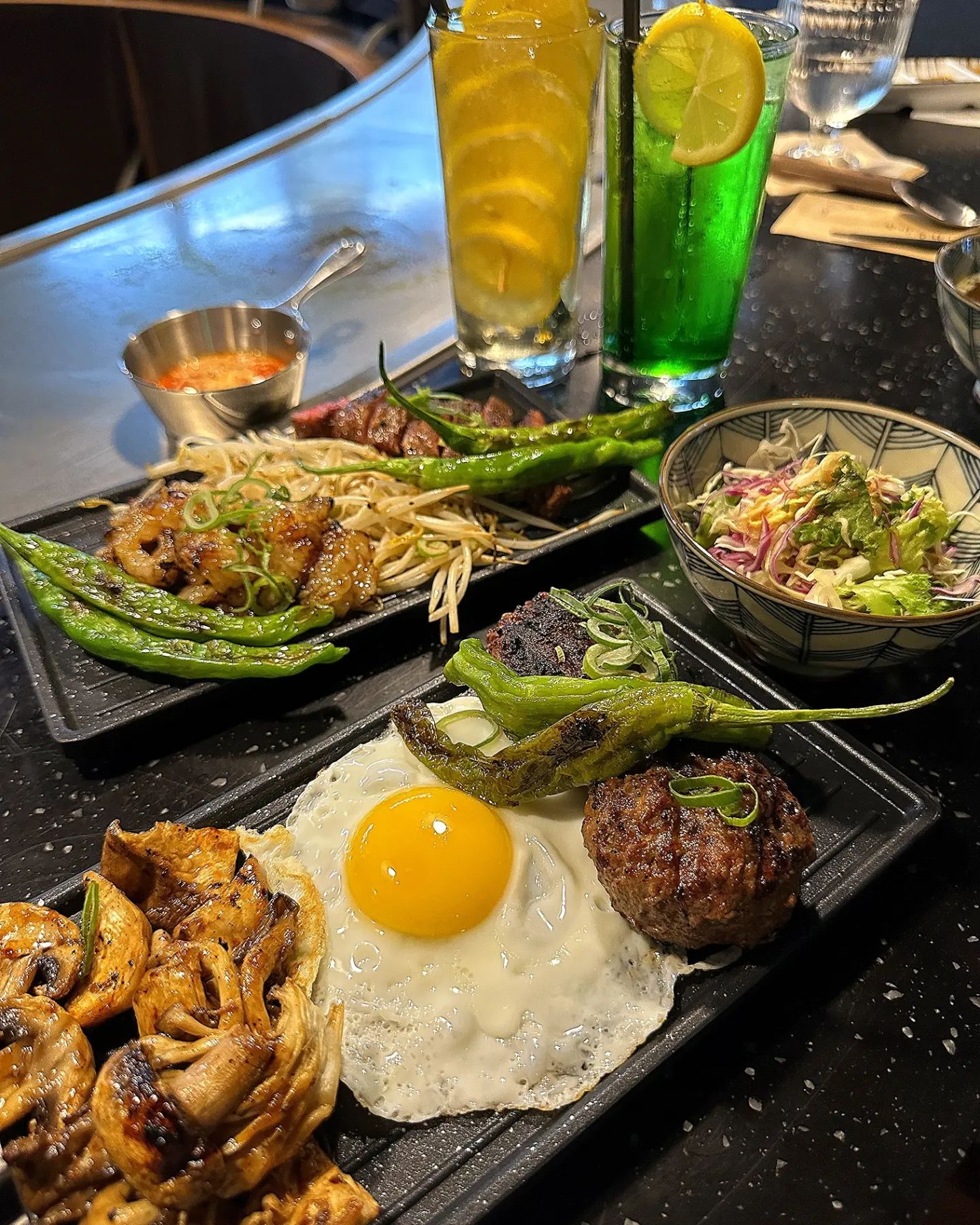 #협찬 🍳숯불과 철판을 동시에 즐길 수 있는 함박스테이크 전문점 연남우아하게💫
⠀
연남 연남우아하게
⠀
홍대 떡갈비전문점 '우아하게'의 2호점 매장인 함박스테이크 전문점 '연남우아하게'에 다녀왔어요🥰 100% 소고기로 만들어진 함박스테이크가 주 메뉴이고🥩 다양한 재료의 그릴요리들을 즐길 수 있는 곳이에요🔥
⠀
연남우아하게의 함박스테이크는 숯불에 살짝 구워져서 초벌되어 나와서 좌석 바로 앞에 있는 철판에 굽기 정도를 조절해서 직접 구워먹을 수 있어요~! 고기가 부드럽고 육즙도 가득담겨서 몇번 씹었는데 입안에서 순식간에 사라진답니당ㅎㅎ제 인생 함박스테이크를 이곳에서 찾은것 같아요😋🍽
⠀
살치살스테이크와 한우대창구이도 먹어보았는데 역시나 초벌되어 나오고 바로 앞에 철판에서 또 구워먹는 재미가 있더라구요ㅎㅎ 살치살 스테이크는 규카츠를 먹는 느낌이었고 한우대창구이는 입안에서 기름이 쫘악 퍼지면서 고소함이 폭발했어요🎉 이날의 픽은 정말 탁월했던 것 같아요~!🍖
⠀
그릴요리에 술이 빠질 수 없죠ㅋ_ㅋ 탑처럼 쌓인 레몬 가득 상콤한 아이스레몬 하이볼과 달달한 메론소다 하이볼을 마셨어요! 와인도 종류별로 많이 구비되어 있고 내부 인테리어도 감각적이고 분위기가 차분해서 근사한 한끼식사를 할 수 있는 곳이에요ㅎㅎ🍸🍹
⠀
여러가지 그릴메뉴들과 갖가지 야채토핑도 있고 주류 종류도 다양한 연남 우아하게! 집에 도착해서 또 생각날만큼 맛있었던 연남동 함박스테이크 맛집이었어요~ 현재 가오픈중이지만 쿠키의 연남동 함박스테이크 1등 맛집으로 바로 각인됐어용! 정말 강추드려요👍❗
⠀
⠀
🍳함박스테이크2p 12.0
+밥,국,샐러드 3.0
🍖살치살스테이크 12.8
🥓한우대창구이 11.3
🍋아이스레몬 하이볼 9.0
🍈메론소다 하이볼 8.5
⠀
⠀
📍서울시 마포구 연희로1길 45 지하1층
⏰영업시간 화-일 11:30-22:00(L.O 21:00) 월-정기휴무
⠀
⠀
⠀
⠀
⠀
#연남동맛집#연남우아하게#연남일식
#홍대맛집#연남함박스테이크#홍대함박스테이크
#함박스테이크맛집#연남동데이트#홍대데이트
#리뷰노트#연남동분위기맛집#연남철판요리
#연남그릴요리#함박스테이크전문점#살치살스테이크
#먹스타그램#맛스타그램#맞팔환영#🍪