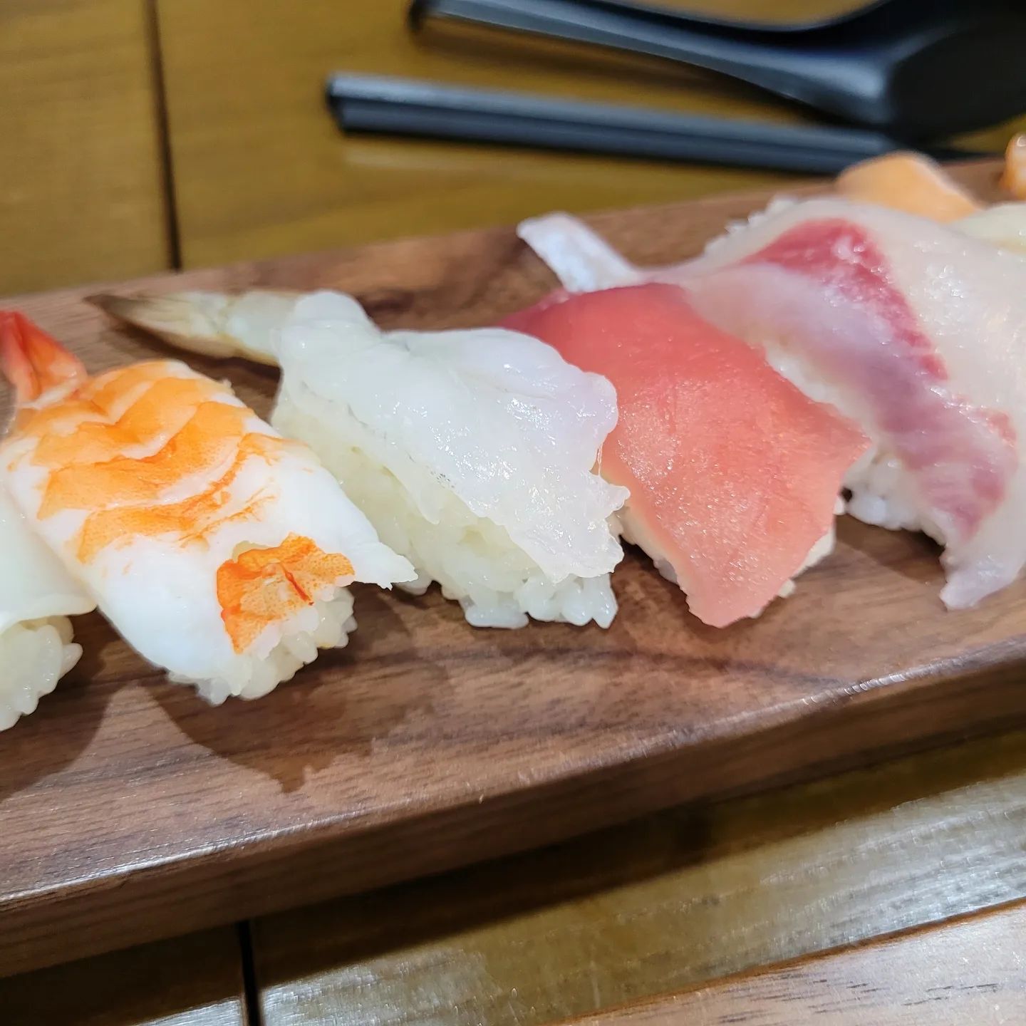 초밥 급 생각나서 롤모델 방문했어요!
맛있게 먹는거죠
등심돈까스, 소고기롤, 모듬초밥
언제 다 먹었는지 모를정도로 흡입해버렸네요
집에 갈 때 추가포장해갑니다.

#초밥맛집 #경산초밥맛집 #롤모델경산점