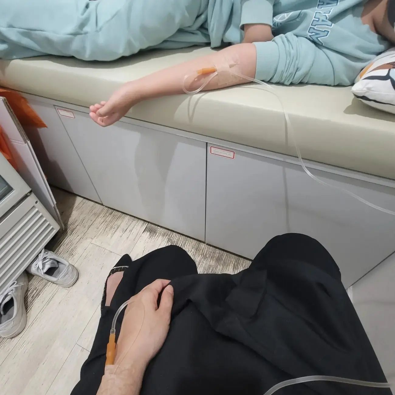#독감 파티에서 드디어.....
나를 시작 연달아 아들...그리고 딸까지
수액 맞은 아들은 금장 돌아왔는데

오한 몸살 두통 다 겪고
어제까지도 일상 생활이 안 될 만큼 어지러웠다
어지러움도 독감 증상이라며
그런데 약은 따로 없다고

대체 언제까지 아플 건지 답답했는데
오늘 걸어 다닐만 하네🙃
내일 딸 생일이라 열심히 일하라고 나은건가...
 
2주간 정말 너무 길고 힘들었는데 다행이다
모두 독감 조심하세요😷
 
 
 
#페라민플루 #독감주사 #실비됨 #비타민수액