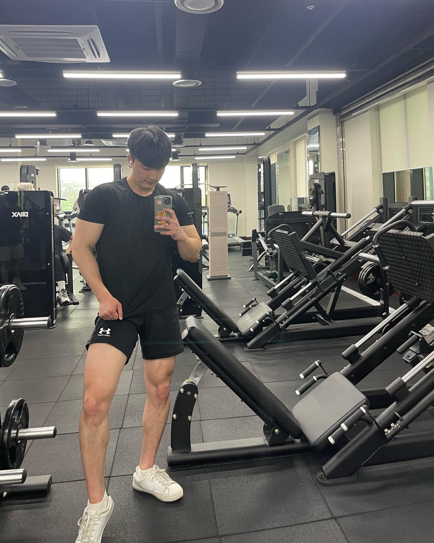 2023.5.10 운동기록📝

🔥하체 운동🔥

✅스쿼트 75kg 12회 5set 
 
✅레그프레스 160kg 15회 5set
 
✅레그 컬 47kg 15회 4set

✅레그 익스텐션 47kg 15회 2set
  55kg 15회 2set
 
✅시티드 레그 컬 47kg 15회 4set
 
⏰휴식시간 : 1분40초

수요일 운동 끝🔥
오늘은 어김없이 하체운동을 했어요🤗
항상 하체는 일주일마다 운동하는 것 같은데 힘든건 당연한가봐요🥹🥹
날도 점점 더워져서 하기 싫었지만 꾹 참고 한 것 같아요😆
ㅎㅎ 그래도 큰 산을 하나 넘었으니 남은건 토요일 오전 하체운동 가는게 이번주 목표입니다💪
.
수요일 운동하신 인친님들 고생하셨구 득근하세요🔥🔥