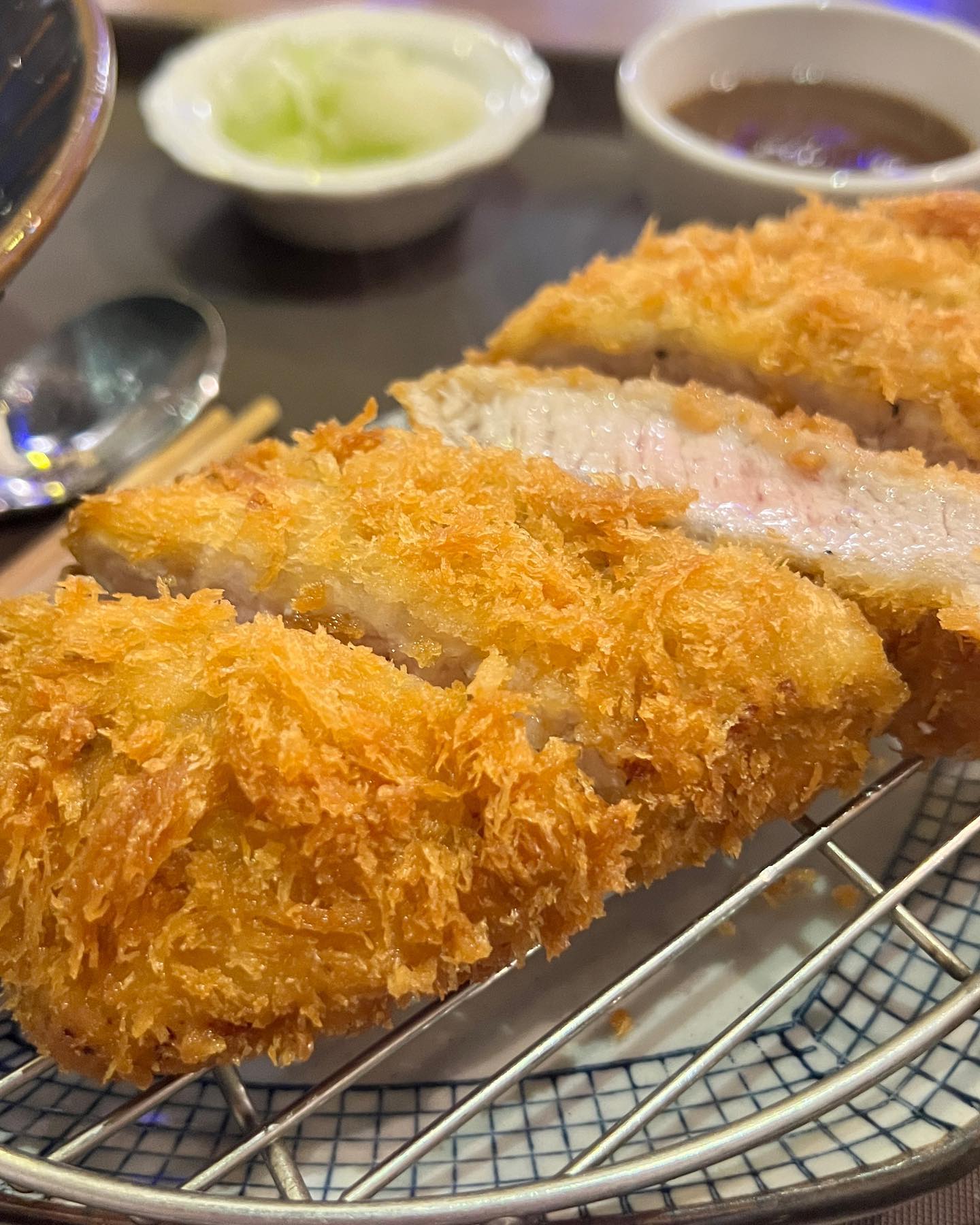 #해밀 #냉모밀 #돈까스
.
오랜만에 올리는 포스팅🥲
맨날 눈팅하면서 갈곳 저장만 하다가 급피드찐다
이곳은 회사 옆 지하 카츠집ㅎㅎ
맨날 닫혀있는거만 보다가 열려서 가봣당
주문은 키오스크로 슉슉
약간 ..아니고 약간 많~이 서준맘 느낌나는 사장님이 자리안내와 서버를 봐주신다ㅋㅋ
완전 밝으심 ㅎㅎ
내가시킨건 돈까스+냉모밀 조합🥢
냉모밀 양도 짱많구 카츠가 돌았다
좀맛있음👍👍👍👍👍
여긴 지금 재오픈한지 얼마안되서 손님도 많이 옶는데 조만간 큰일날집이다ㅎㅎ
진짜맛있음
.
.
.
#회사원맛집 #회사원 #강남역점심 #신분당선강남역 #점메추 #돈카츠 #카츠