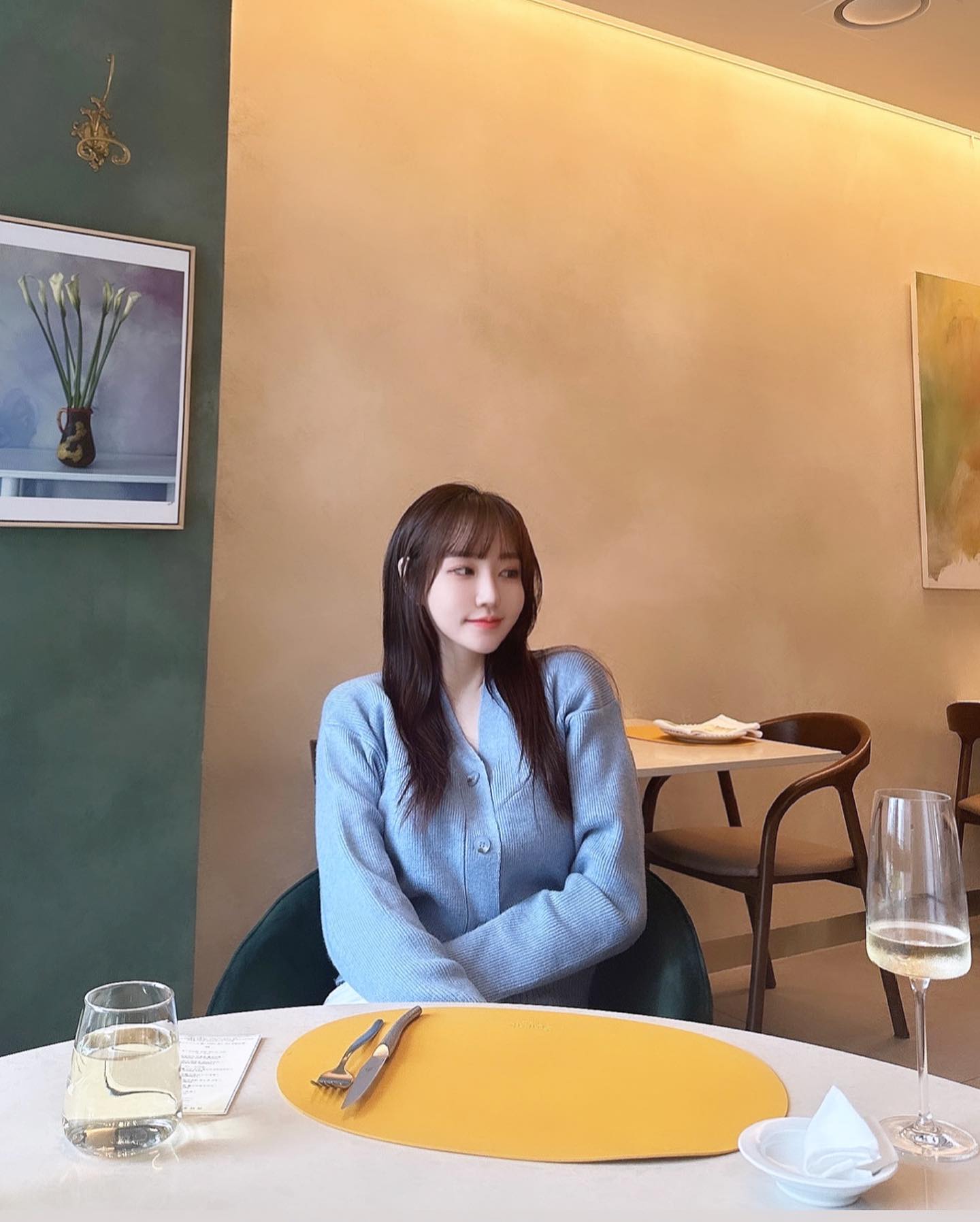 🩵
4년 연속 미쉐린 가이드에 등재된
미쉐린 쉐프님 레스토랑이
마곡에도 있다구? 😚✨

보자마자 신나서 예약하고 간만에
동네에서도 예쁘게 입고 가려 했찌만..

예약 당일이 되니
아침부터 비가오고 춥고
집에서 나오기 싫어 겨우 나온 날🥲

그렇게 만난 김도형 쉐프님 요리는
예쁘고 맛있는 작품 같았고,

이태리 정통 코스 요리를
행복하게 맛볼 수 있어서 넘 좋았다🩷

-
#비를뚫고다녀온맛집 😘
#서촌김씨오스테리아 #마곡맛집
#미슐랭가이드 #미슐랭맛집
#파인다이닝 #코스요리