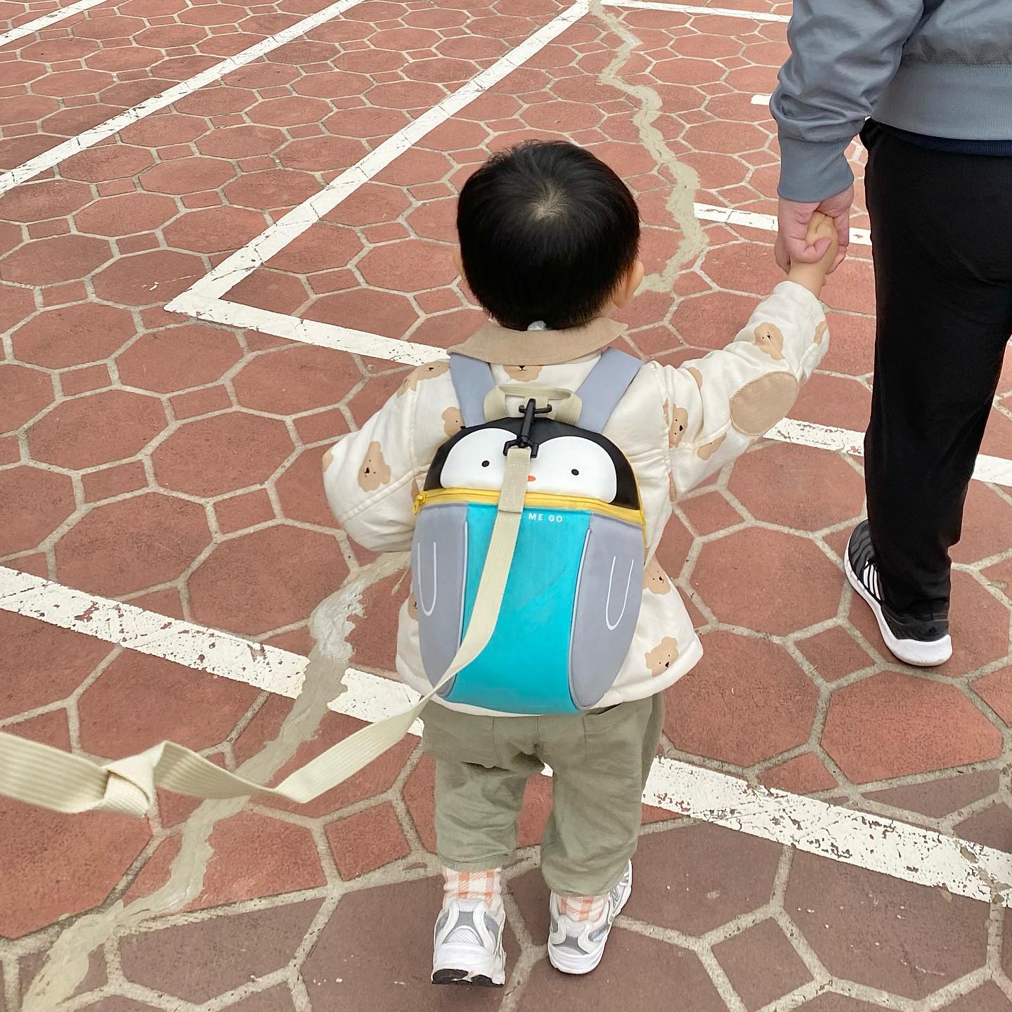 #협찬 #제품제공 

릴리쿠(LILIKU) 에서 귀염뽀짝한 미아방지 가방을 
선물해주셨어요 🐧🎒❤️

두돌 지나고나서부터 활동 범위가 넓어진 
윤우는 여기저기 잡으러 다니기 바빠졌어요 🫠 

언제 어디서 다치고 , 사고가 날지 모르는 우리 아이들,, ‼️ 
이 시기에 꼭 필요한 #미아방지가방 ! 

저는 이전에 여러가지 가방을 많이 사봤지만 , 
릴리쿠처럼 아이가 편안하게 멜수 있는 가방이 없더라구요 😳

릴리쿠 미아방지 가방은 어깨끈도 푹신하고 , 
가슴에 버클이 있어서 안정적으로 착용할수 있어서 
너무 좋았어요 ◡̈ 

손잡이 탈부착도 가능해서 활용도100점 👍🏻 

외출할때 물티슈,기저귀,빨대컵 넣어다니기 딱 좋은 사이즈에요 ! 윤우도 여행 내내 편안하게 잘 매고다녔답니당 

디자인도 귀엽고 아이가 편한 
#릴리쿠 미아방지가방 추천합니다아 🩵