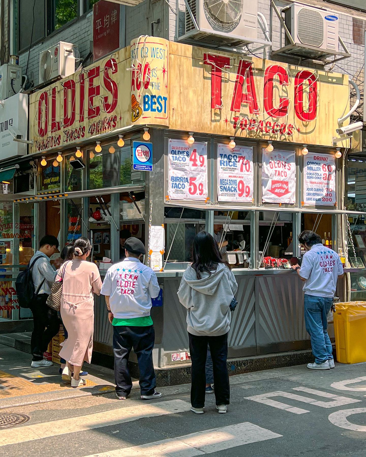 요즘 젤 핫한 타코집, 올디스타코🌮

오늘 점심에 다녀와서 스토리에 올렸더니 디엠으로
맛 어떠냐고 왕창 물어보길래 오랜만에 인스타 적습미다....캬캬

평일임에도 불구하고 생각보다 줄이 있구요
이번에 생긴 테이블링 시스템을 모르고있다가 뒤늦게 대기 걸었는데
1시간 대기 후 입장, 메뉴 나올 때까진 20분 기다려서
총 1시간 20분정도 걸렸어요!

궁금한 거 못참아서 모든 메뉴 다 먹어봤는데,
맛있습니다!!!!!
그치만 웨이팅 싫어하는 사람은 살~짝 실망할 수도 있을 정도의 맛이에유
전 근처 맥주집가서 맥주한잔 먹으면서 대기탔어요😎🍺

제 입맛에선 개ㅐㅐ미친맛이다 도랏어!!!!! 정도는 아닌...
(어디까지나 제 주관적인 입맛인 점 참고ㅎㅎ)
그치만 외관이나 카세트에서 나오는 노래 등
외쿡 느낌이라 충분히 분위기를 즐기기 조와요

🌮올디스 타코 : 아보카도소스가 킥인 담백한 맛
🌮비리아 타코 : 치즈와 고기의 조화가 느껴지는 좀 더 자극적인 맛
🌮타코 라이스 : 올디스 타코의 밥버젼
🌮메가 밤 스낵 : 도리토스에 치즈소스 듬뿍.. 맵고 짭짤한 맥주안주

소스 추가요청했는데 고기까지 더 주신 사장님덕분에
기분 좋게 먹고 갑니다....🧡 oldiestaco 

+ 애매하게 웨이팅 하시면 중간에 메뉴가 품절되더라구요
오픈 전 웨이팅 또는 브레이크타임 후 웨이팅 추천드립니다!!