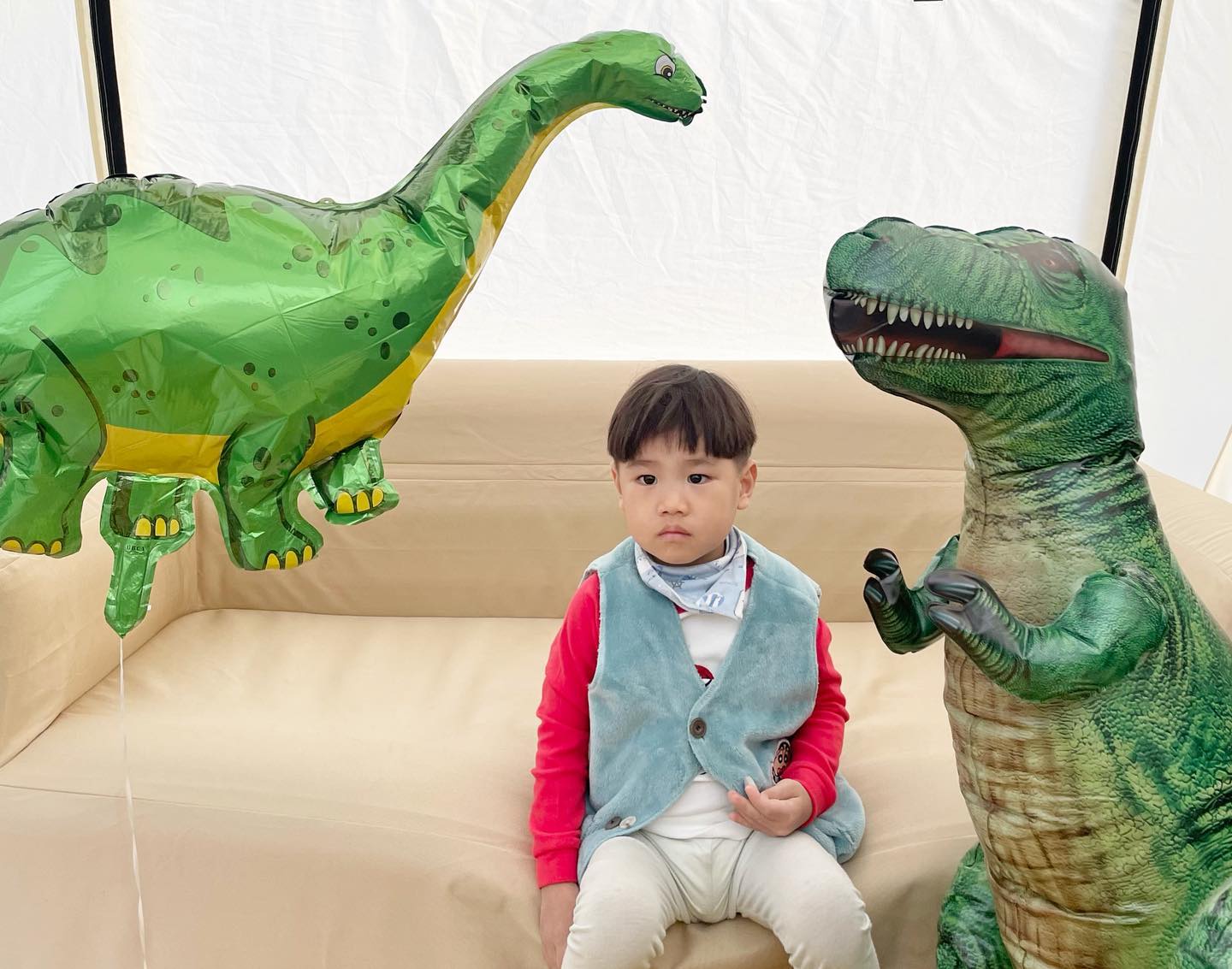 캠핑장에서 맞이한 도현이의 천일💚
사진 찍는다고 엄마가 자꾸 티비 가려서 언짢으심중..^^
하늘로 날아가는 브라키오 헬륨풍선을 지켜보며 오열했던 천일ㅋㅋㅋㅋ💦💦💦

#천일 #천일아기 #천일기념 #샤오미에어쇼파 #캠핑쇼파 #아기랑캠핑 #스타체이서