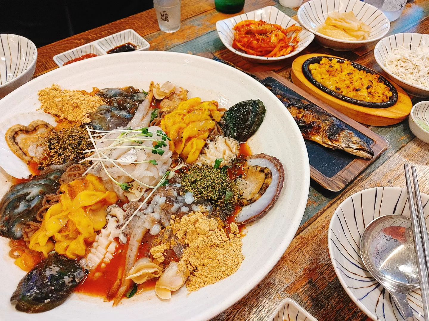 🥢검단신도시 생물스낵

모둠물회에다가 소주 한잔 ~~ :)
여름이면 물회가 자주 생각나곤 했는데
어류 먹지않기 노력중이라 많이 참음 ㅠㅠ
아픈 바다를 위해 참고 참다가 터짐 ...

그래도 진짜 생각날때 한번씩 먹으면 넘 좋네요 ㅎㅎ..
배터지게 먹고 나왔으유 ㅎㅎ

#먹보얄라 #검단신도시횟집 #생물스낵