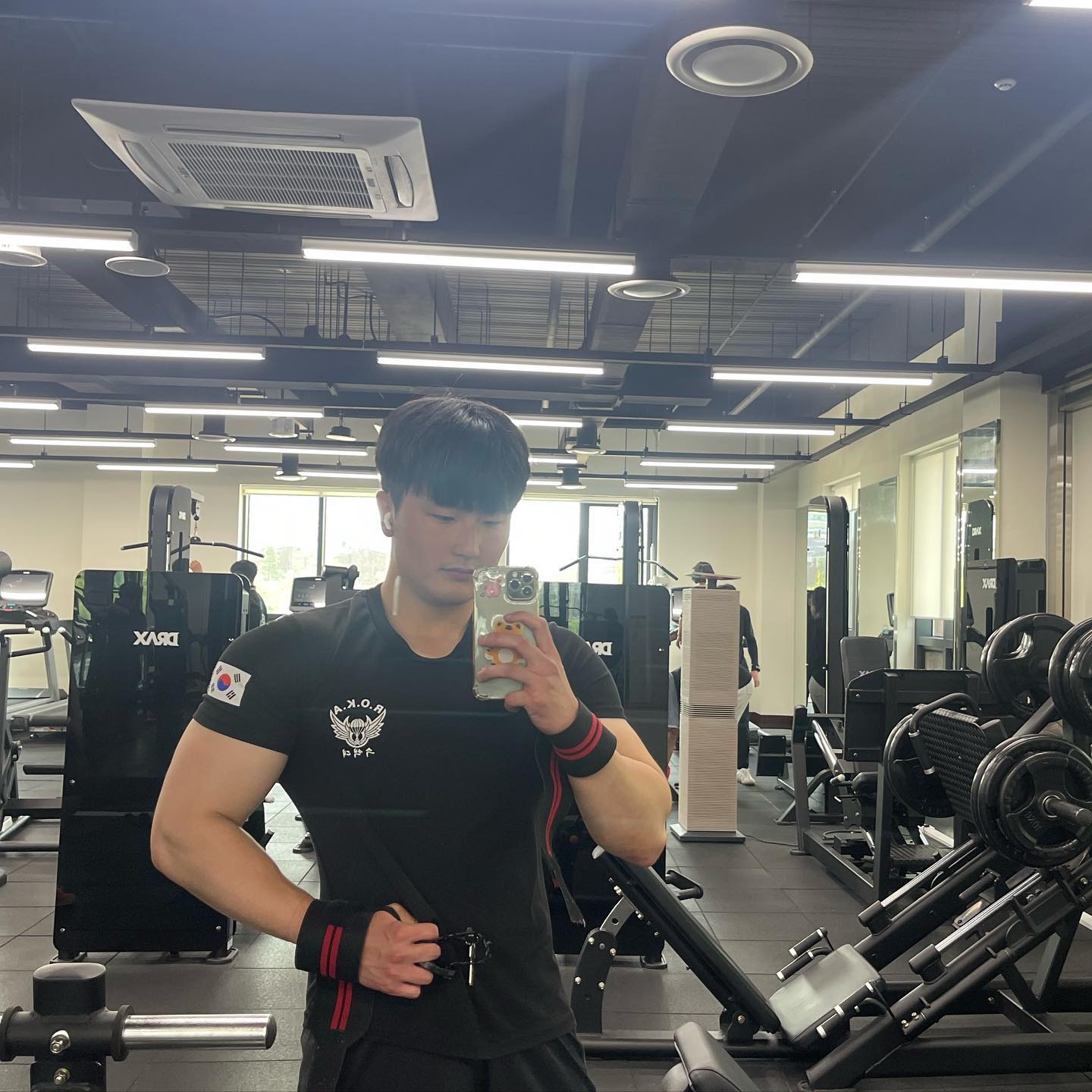 2023.5.11 운동기록📝

🔥가슴 운동🔥

✅벤치프레스 55kg 15회 2set 
  60kg 15회 1set
  65kg 15회 1set
✅인클라인 벤치프레스 45kg 15회 2set 
  50kg 15회 2set 
✅머신 체스트 플라이 55lbs 15회 5set

🔥등 운동🔥

✅맨몸 풀업  12회 5set
✅원암 시티드 로우 50kg 15회 1set
  55kg 15회 2set
  57.5kg 15회 2set
✅하이 로우  45kg 15회 2set
  50kg 15회 2set
✅암 풀다운  40kg 12회 3set

⏰휴식시간 : 1분40초
목요일 #오운완🏋️ 
오늘은 가슴과 등운동을 진행했어요😁
오랜만에 점심시간에 운동을 했는데 펌핑도 잘되고 운동도 아주 잘되더라구요👍👍
역시 점심시간에 운동하는게 잘 맞나봐요🤣
내일도 점심시간에 가서 얼른 하고 와야겠네요😊😊
.
목요일도 운동하신 인친님들 고생하셨고 득근하세요💪💪