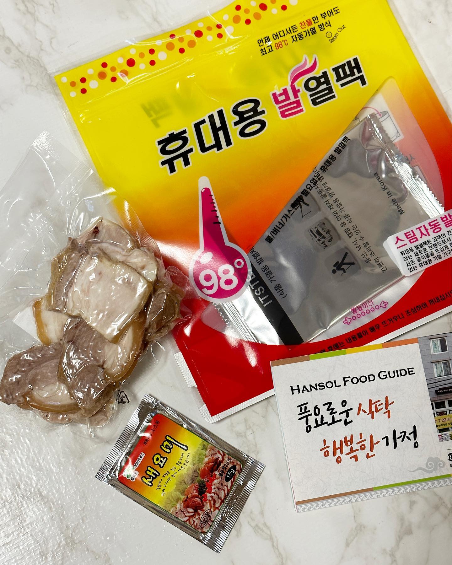 오늘 날씨! 여름 온거 맞죠?!☀️

안그래도 땀나는 계절이 다가오면서 슬슬 가스불 앞에 서기가 두려워지는 1인😂

이럴 때 필요한게 뭐다?!
👉🏻 한솔 발열수육보쌈

발열팩에 차가운 물만 넣어주면 끝~
신기하게 스팀 올라오듯 김나기 시작하더니 알아서 뜨뜻하게 데워줘요!♨️

보쌈은 자고로 따뜻할 때 새우젓 찍어 한점~ 쌈사서 한점~ 무김치에 두점~

그냥 삽겹도 아닌 무려 오겹살에 한방재료 넣어 껍질까지 맛있었어요!
야들야들 보쌈에 맥주 한모금이면 크~😆

술안주, 등산, 낚시, 캠핑갈때 딱! 
이거 챙겨가면 그날 주인공은 나야 나~ 바로 나🎶 노래 부를 자격이 주어집니다.💃

간편함 최고👍 맛도 굿😆 발열수육보쌈은 여기👉🏻 hansolfood 

#협찬 #수육보쌈 #보쌈고기 #보쌈 #수육 #돼지수육 #수육고기 #돼지고기수육 #캠핑고기추천 #등산음식 #간편식 #한솔수육 #발열보쌈 #발열수육