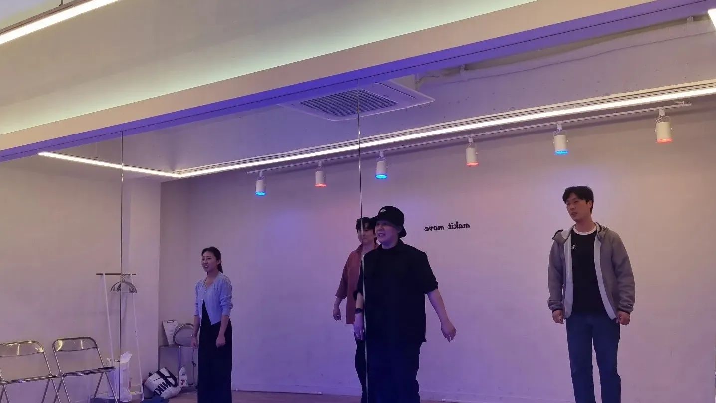 창작뮤지컬 달라??달라!! 

첫 연습 스케치 💝

의외의 맹연습 ㅋ 
티셔츠를 다 적시며 쉬는 시간도 쉬지 않으며 맹연습하는 뮤달달 배우님들!! ❤️ 

emp_h2 박규- 황재훈 배우님 
itssolatido 안경희 - 정솔아 배우님
남우주 - 박준서 배우님

매콤달달한 우리  beneficialworld 이로운 안무감독님 말해뭐해💘

최고!!! 👍 👍 👍