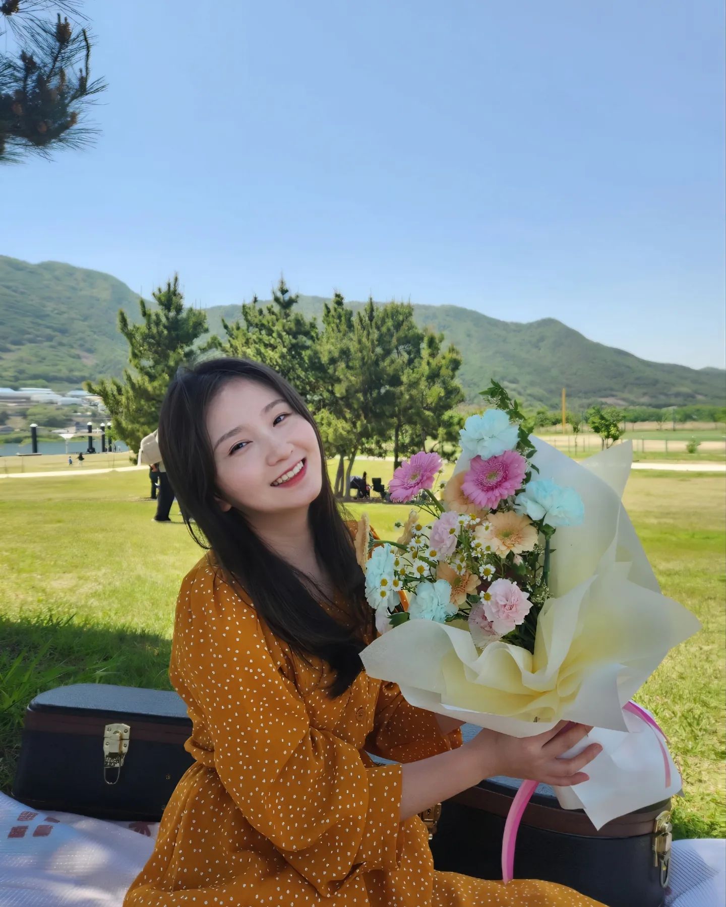 🐣

그동안 정말 바쁘게 지내왔어요!

#베비맘티처 에게 도움을 요청한 분들께
성심성의를 다해 코칭을 해드리며
나는 어떠한 상황에 처한 사람들을 도와줄 수 있을까,

그들에게 무엇을 제공해 줄수 있을까를 많이 고민하게 된 시간들이었던 것 같아요.

그리고 마침내 깨달았습니다!
제가 뭐부터 해야될지를요 ㅎㅎ

인스타는 나의 일상 계정 공간으로 앞으로 저의 데일리를 공유하는 용도로만 사용하겠습니다 ☺️

문의는 DM 주세요!

--------------------------------------------♡

어릴땐 꽃 선물을 받으면..
쓸데없다고 느꼈는데

나이가 들수록 꽃 선물이 이쁩니다!
이 꽃을 준비한 그 사람의 마음이 참 이쁩니다!

그래도 여전히 마음 한 켠엔

"꽃은 한송이로도 충분한데.. 이거 시들면 10리터 종량제는 써야겠네.."

마음이 드는게 저 완전 현실적인 T성향이죠?!😂🧡