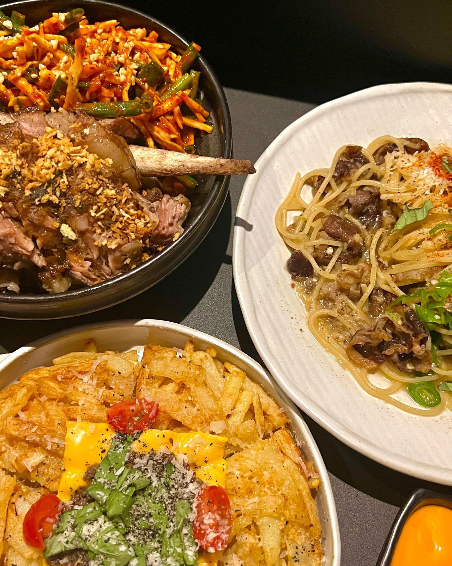 .
천안 거주하시는 분들 여기 무족권 가세요✨ 
왕,, 추천💕 새로 오픈한 분위기 끝판왕 
두정동 데이트코스로 추천 👍🏻

▶️ 두정동 리파인 (re.fine_dujeong )

두정동에서 이렇게 분위기 좋은 곳 찾기
쉽지 않다구요 ~~? 저 정말 블랙이랑 
거리가 멀고 좋아하지도 않는데 
인테리어 너무 예뻐서 블랙 좋아짐 🥹
물론 블랙 사랑하는 제 짝꿍은 너무 좋아했답니다

그냥 일단 음식이 너무 맛있,,, 진짜 그냥 가세요,, 
생파나 모임장소로도 많이 방문하시더라구요 ?? 
술은 전통주 위주고 시음도 가능 ! 
와 근데 정말 여기 하이볼 맛집인 것 같아요ㅠㅠ
술찌인 내가 하이볼 맛있다면 진짜 맛난거 ..

⚪️ 사진 메뉴 및 주류 
🍽️ 메뉴 : 감자전, 우대갈비, 우삼겹청양파스타
🥂 주류 : 사과하이볼, 복분자 하이볼 

📍 충남 천안시 서북구 원두정8길 24 2층
🕰️ 영업시간 매일 17:00 - 1:00

#리파인천안 #리파인두정 #천안데이트추천