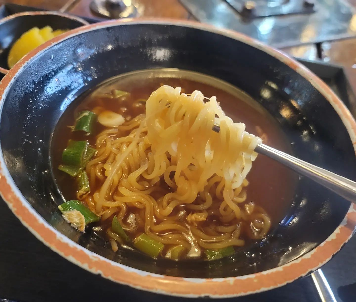 ⠀
사람은 사람을 만나서 기뻐하고
사람은 사람을 만나서 실망하기도 한다
⠀
음식도 마찬가지다
사람은 음식으로 기뻐하고 음식으로 슬프기도 하다
⠀
고속도로 휴게소 6천 원짜리 라면..
편마늘 몇 쪼가리에 마늘라면이라니...
⠀
꼭 그렇게 다 가져가야만 속이 후련했냐!!
⠀

고기 가득한 뜨겁고 오래가는 뚝배기 같은 사람이 되고 싶다
나는 너에게 너는 나에게
⠀
마늘
마...마지막까지
늘...늘 항상 그래왔던 것처럼
⠀
#고속도로휴게소 #부산행 #마늘라면 #고공물가상승 #라면6봉지값