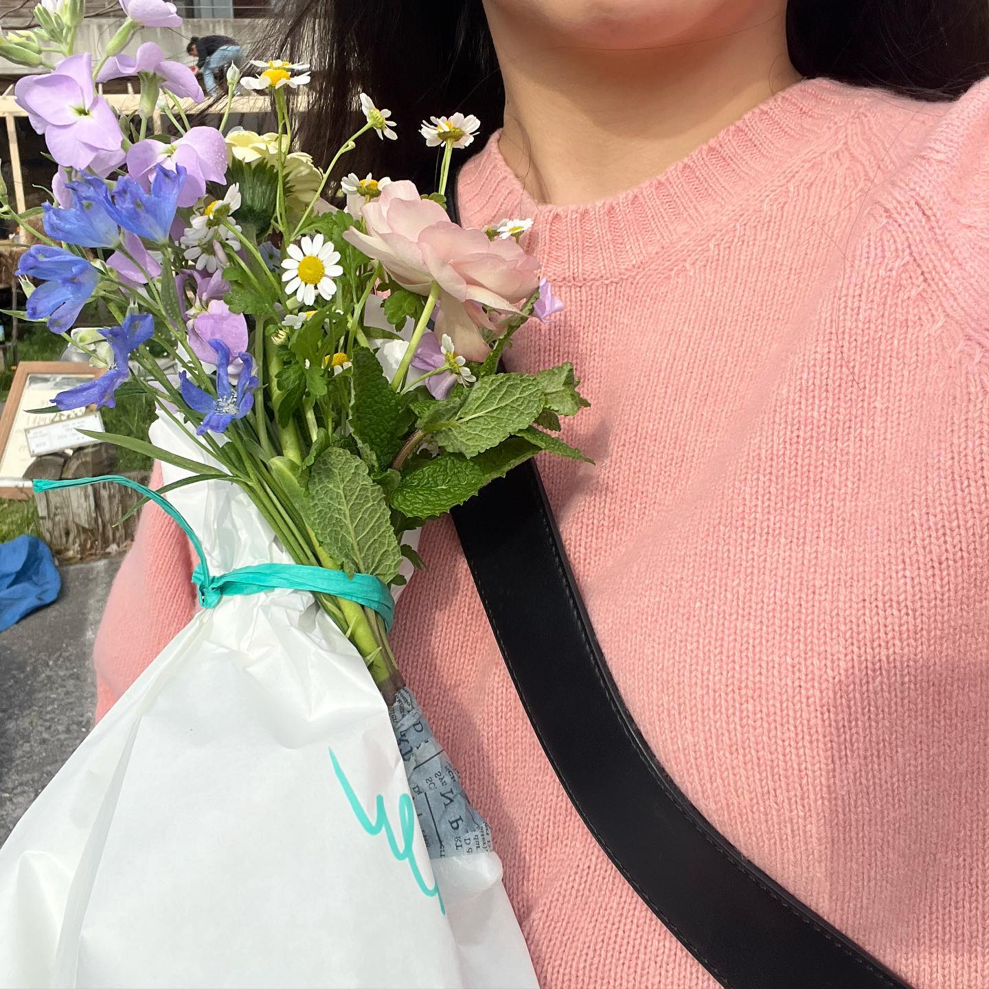 너무 예뻤던 꽃 포장 ! 
사장님도 너무 친절하시고 ,,🫶🏻
와인이랑 꽃이랑 다 엄청 신경써주시니 기부니가 좋았다 !
제주 여행가면 매번 들리고싶을정도 💓