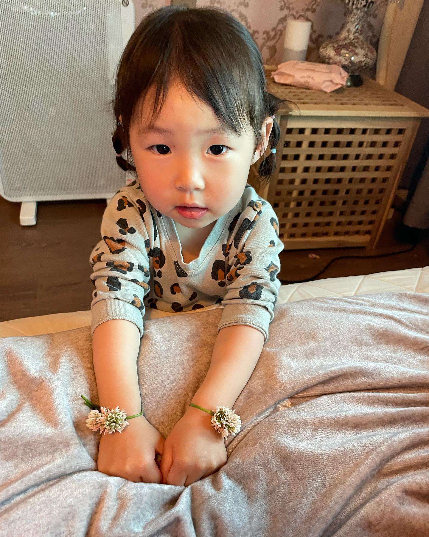 #허윤슬 
1. 할모니가 만들어준 꽃팔지
2. 아직 자기 몸 하나 컨트롤이 어려울 나이
3. 열심히 풀떼기 밭에서 토끼풀뜯기
4. 꽃이랑 너란아이의 조합은🌹
5-6. 벌 세우는거 아니구, 이쁜짓하라는데 까불거리는 너란아이
7-9. 마을 초입 철쭉꽃을 보곤 얼씨구 장단에 맞춰서 7080세대 흉내내기
10. 사이좋은 우리 둘🌚
.
.
#23개월아기 #딸맘스타그램 #육아일기 #소띠아기 #소띠맘 #sunset #flowers #baby #예술가 #jeju #waheul #ootd #pic #daliy