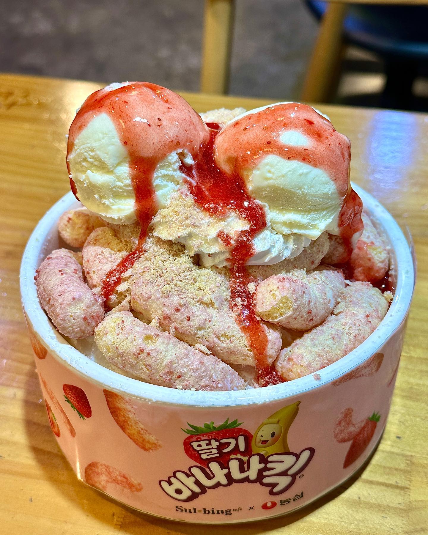 #유료광고 [설빙x농심 딸기바나나킥 빙수🍧]
sulbing.official 
설빙에서 농심과 콜라보한 딸기바나나킥 빙수가 출시되었어요! 딸기바나나킥 과자를 전에 먹어봤어서 무슨 맛일지 예상이 됐는데 생각보다 우유빙수랑 너무 잘 어울려서 한그릇 뚝딱 해치웠답니다!!👍🏻 빙수를 자주 즐겨먹는 편은 아니라서 오랜만에 먹으니까 더 맛있었던 것 같아요! 

아이스크림 밑에 휘핑크림 그리고 사르르 녹는 우유 얼음까지 더해지니 맛없없 조합 아닌가요🥹 올 여름에만 먹을 수 있는 빙수라 더 특별하니까 꼭 방문해서 즐겨보시길 추천드립니다💙

✔️과자 부스러기까지 뿌리링 해주셔서 더욱 맛있다구용,, 배운 사람들,,🥹

#농심 #딸기바나나킥 #딸기바나나킥설빙 #한정판 #설빙 #설빙신메뉴 #설빙추천 #설빙메뉴 #빙수 #빙수추천 #빙수맛집