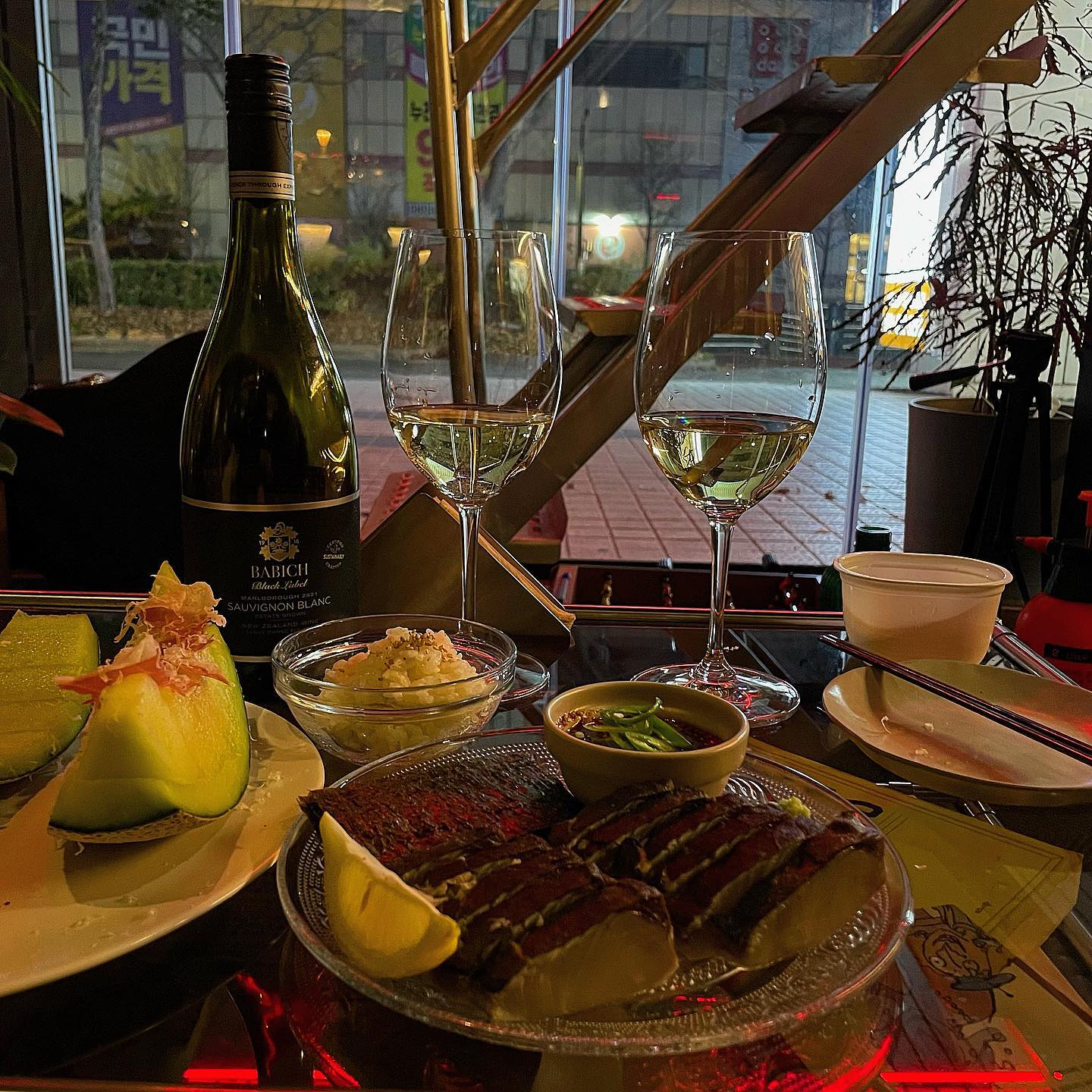 맛잘알 사장님 음식에 맛있는 와인을 추천해주는 곳🍷
#착각 #와인바 

오래 이 동네를 살면서 이곳에 이런 곳에 힙한가게가 있다고?
예약 홈페이지에서 사장님이 말하는 착각의 글을 읽고 더 빠지게 된 곳! 와알못도 와인의 매력에 빠지게 된 곳이랍니다
노래가 분위기를 또 바꾸죠? 노래 맛집이기도 합니다👍

✔️ 멜론과 하몽 (15.0), 
말모인 메뉴죠? 짭조름한 하몽과 후숙이 잘 돼서 달콤한 멜론! 단짠단짠입니다

✔️ 완도산 대 삼치 숙성회와 초밥 (17.0)
시즌 메뉴로 가성비가 좋아서 시켰는데 삼치회와 밥을 싸서 소스랑 같이 먹으면 사르르 녹아요! 삼치회를 처음 접해봤는데 회가 무슨 입에서 녹더라고요? 이게 회야 솜사탕이야🤤
무엇보다 삼치회에 화이트 와인을 추천 받았는데요! 와알못도 와인의 매력을 느껴버렸답니다 어쩜 맛있는 안주에 와인이 찹감겼어요

💜 착각
📍 경기 고양시 일산동구 중앙로 1123 청구코아 127호
✔️종종 이벤트도 있으니 #착각 인스타를 참고해보세요

#쭈추천맛집#쭈먹_일산#일산와인바#일산와인