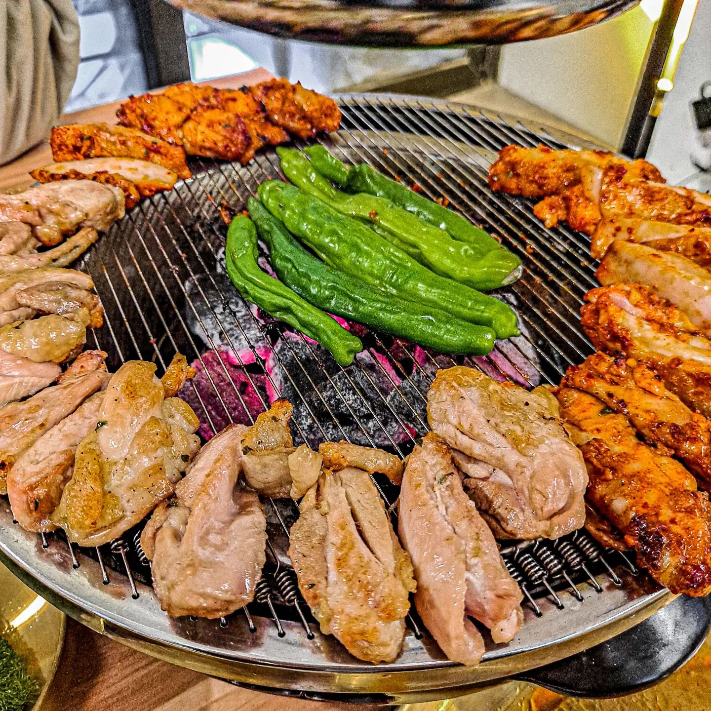 #협찬 | 밑반찬부터 숯불 닭구이까지 하나하나 빠짐없이 맛있는🥹 마포 #정성이닭
⠀
💫매콤닭구이 (14,000원)
💫소금닭구이 (14,000원)
💫생맥주 500cc (5,000원)
💫공깃밥 (1,000원)
⠀
치킨이나 닭갈비도 좋지만 어떤 떄는 색다른 닭 요리 먹고 싶어지잖아요! 그럴 때 딱인게 바로 #숯불닭구이 ~!! 숯불 닭구이 맛집인 마포 #정성이닭 이 닭구이 즐기기에 제격이더라고요!🥳
⠀
닭구이를 주문하면 직원분께서 직접 다 구워주셔서 짱 좋아요>< 닭도 냄새 하나 없이 숯불에 구워 숯불 향 가득하고 촉촉하고 부드러워서 존맛탱! 거기에 생맥 한 잔,,, 넘 행복 ㅜㅜ😭 기본 찬으로 콩나물무침, 열무김치, 파김치, 감태, 샐러드, 고추 장아찌, 오징어 젓갈, 또띠아와 야러 소스 등이 나오는데 반찬 하나하나 진짜 다 맛있어서 감동이었어요💓
⠀
닭구이에 반찬까지 맛집이라 반찬만으로도 밥 한 공기 뚝딱 가능할 것 같더라고요😼 감태에 닭구이 싸먹어도 맛있고, 마요네즈 찍어서 또띠아랑 싸먹어도 맛있어요 거기에 숯불에 구운 꽈리고추까지! 매콤이랑 소금 맛 같이 시켜 먹는 거 강추! 
⠀
매장도 작은 편이 아니라 모임이나 회식하기에도 좋겠더라고요‼️ 닭구이 말고도 치킨이나 달볶음, 닭매운탕 등 다양한 닭 요리 즐기기에 딱 좋은 맛집 #정성이닭 추천드려요!
⠀
⠀
🏠정성이닭 | 서울 마포구 삼개로 10-1 2층 
⏰️월-토 11:00~23:00 (월-금 15~17 브레이크) 일 휴무
⠀
⠀
#나온_마포 #나온_공덕 #공덕역맛집 #마포역맛집 #마포역술집 #공덕역술집 #마포역치킨 #공덕역치킨 #닭요리전문점 #닭갈비 #숯불닭갈비 #숯불닭갈비맛집 #닭갈비맛집 #닭구이맛집 #스토리앤체험단 #스토리앤