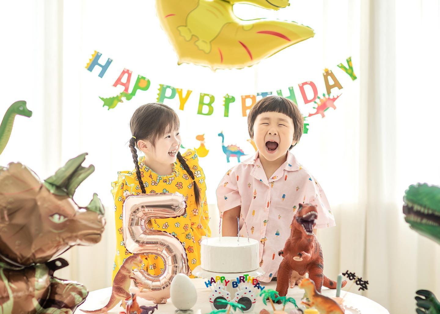2년 만에 다시 찍은 생일 기념 우정 사진
훌쩍 커버린 너희 둘 너무 예쁘구먼♥
앞으로도 좋은 추억 만들며 잘 지내길 
.
.
.
#예나콩일상 

📍두번째스튜디오 부산진구 전포대로210, 3층