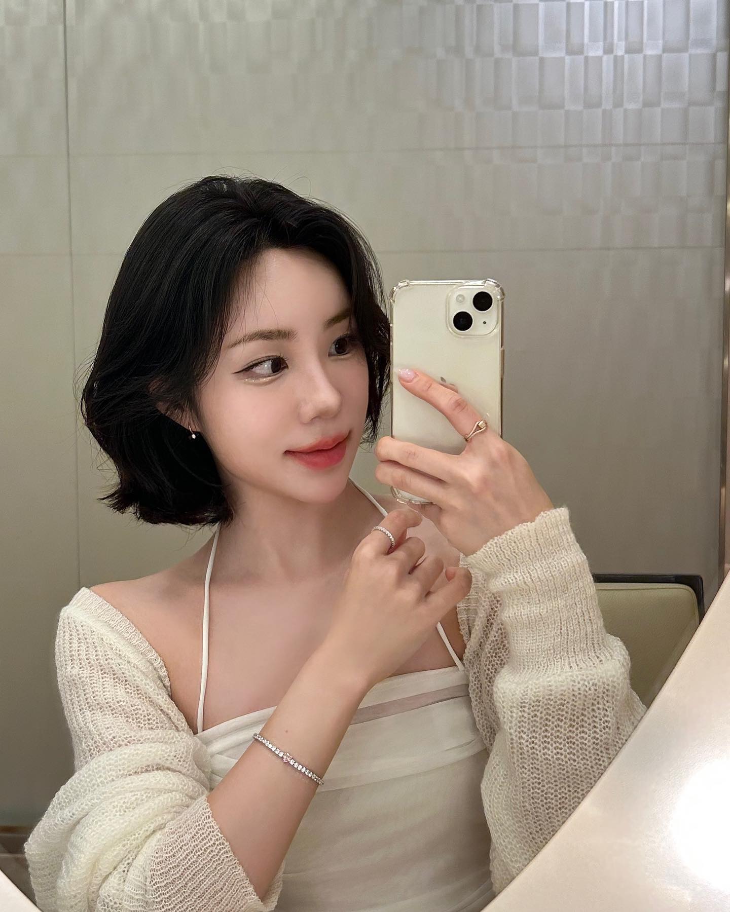 모두 내 반지랑 팔찌를 보아라 !! 💍🩵
이미 제 스토리 보신 분들이 많이 계셔서 첫사진은 감춰둔 사진으로 ꯁ.̮ꯁ
깔끔한데 포인트되고, 눈에 딱 띄는데 부담스럽지 않은 디자인 역시 iceball.official ..🩵
오늘이 팝업 첫날이었는데 사람이 어찌나 많은지,, 제 눈에 예쁜건 모두에게 예쁜가봐요🤍🩵 
예쁜 주얼리들이 더 잔뜩 있으니 다들 달려가보세요!

📍아이스볼 팝업
날짜: 5/12(금) - 5/18(목)
시간: 10:30 - 19:30 
장소: 신세계백화점본점 신관 1층