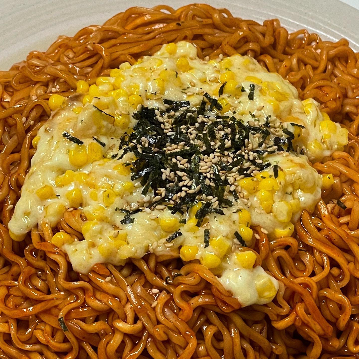 요즘 많이 보이길래 콘치즈불닭볶음면 해먹었어요🤤

콘치즈가 불닭볶음면의 매운맛을 중화시켜줘서 꿀 조합!
하지만 맵찔이 남편은 힘들어했다는..👻

#콘치즈불닭볶음면