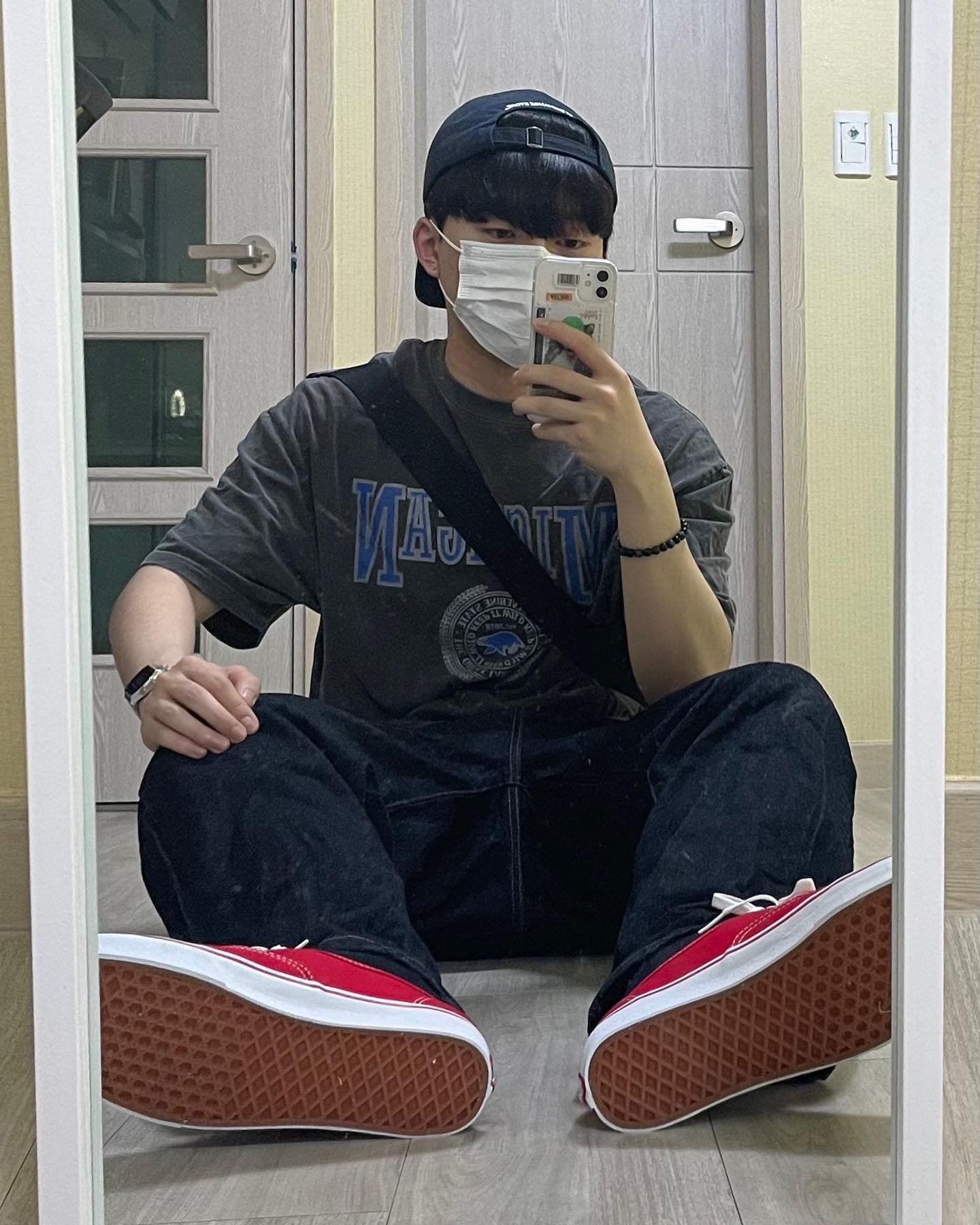 포인트 주기 좋은 레드 컬러 신발 코디 입니다