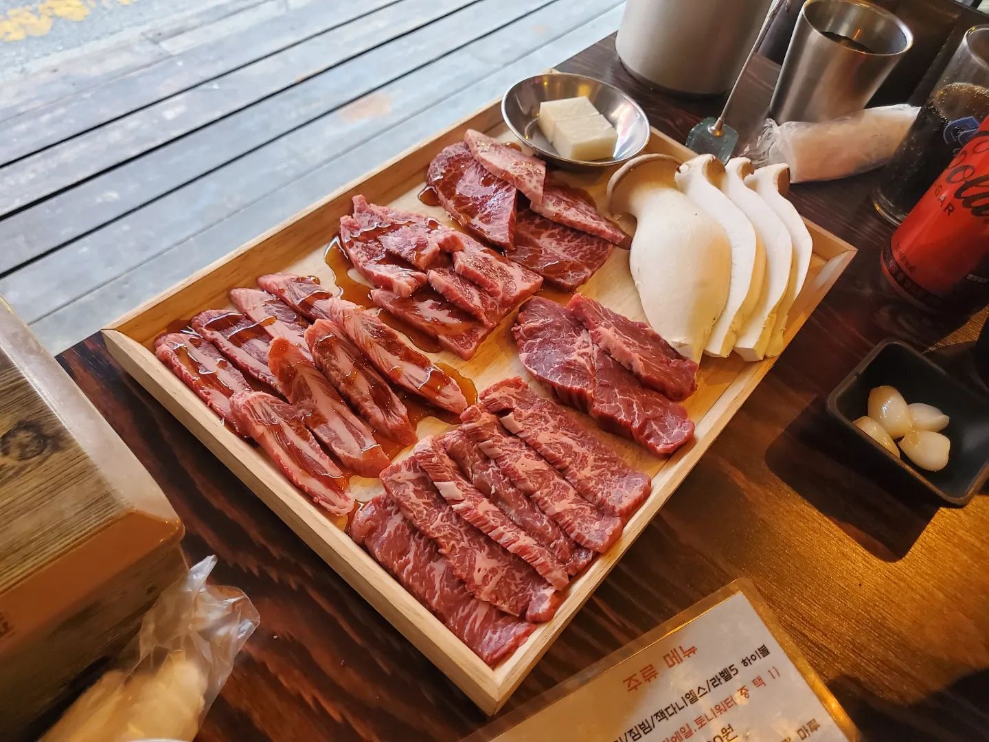 #역전식당 #협찬
잠실새내(신천)역에 데이트하기 딱!!좋은 "역전식당"
분위기, 맛, 가격 너무 좋았던 곳이에요👍
매장은 넓은 편은 아니지만 폴딩도어라 문이 다 열려있어 답답하지 않고 요즘처럼 저녁에 살짝 바람불때 창가에 앉아서 즐기는 와규는 너무 맛있었어요🫶

✔️'역전세트' 5가지 부위를 모두 즐길수있는 메뉴! 2인이 먹기에 괜찮은 메뉴였고 다양하게 맛볼수있어서 넘 좋았어요!! 고기는 질기지않고 부드러웠고 잡내도 나지않았어요! 이렇게 세트로 먹고 더 맛있는 부위를 추가해서 먹으면 딱 좋을거같아요👍

✔️'우설 특상' 80g인데 4조각 나왔어요! 파와 레몬즙이 따로 나와서 기호에 맞게 먹을수있어서 넘 좋더라구요🫶 두툼한 우설을 살짝 구워서 레몬즙에 찍어서 파를 올려 같이먹으니 넘나 맛도리!! 우설 추천드려요👍👍

간장 소스, 와사비, 소금이 나오는데 간장소스(타래) 넘나 맛있었어요! 와사비 살짝 얹어 먹으며 즐기고 명이나물에도 즐기다보면 어느새 배부르더라구요🤭 
거기에 예약하고 방문했더니 이런 푯말이 있는데 괜시리 기분이 좋아지더라구요!!
사장님 친절하신데 세심하기까지 하신 역전식당이였어요🫶

👉 역전세트 300g (₩ 54.000)
👉 우설 특상 80g (₩ 25.000)

📍 역전식당 (서울 송파구 백제고분로9길 21 1층)
 주차🙅‍♀️ 웨이팅🙅‍♀️ 예약🙆‍♀️

#잠실새내맛집 #잠실야구장맛집 #잠실새내고기집 #잠실새내역맛집 #잠실새내소고기 #잠실새내회식 #잠실소고기 #잠실새내고깃집 #잠실새내데이트 #생생정보통맛집 #스토리앤체험단 #스토리앤 #선팔 #맞팔#태미커플_협찬