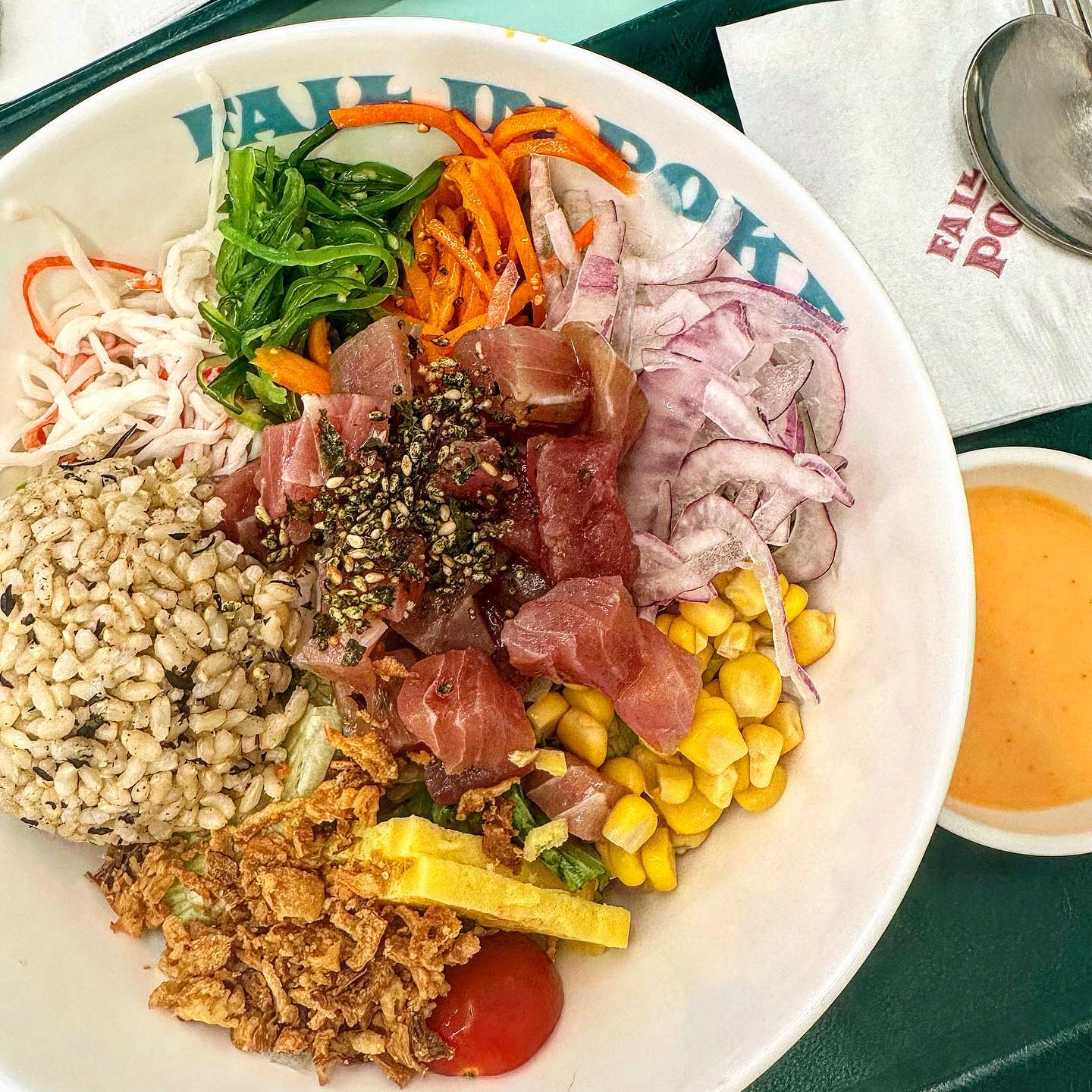 #폴인포케#포케샐러드#샐러드맛집#서현맛집#분당맛집#맛집추천#포케맛집

요즘 나의 최애 포케집💝
한번 먹으면 일주일 내내 포케가 먹고싶어지는곳
베이칙의 꿀조합은 참치+현미톳밥+스파이시크림,,🧡
당근라페,미역줄기,어니언칩,옥수수 덕분에
식감깡패구요,,몰라몰라 너무 맛있어요🥹💗💗💗
완전 추천추천 합니다 💗
츄라이츄라이〰️🙆🏻‍♀️💗💗💗💗