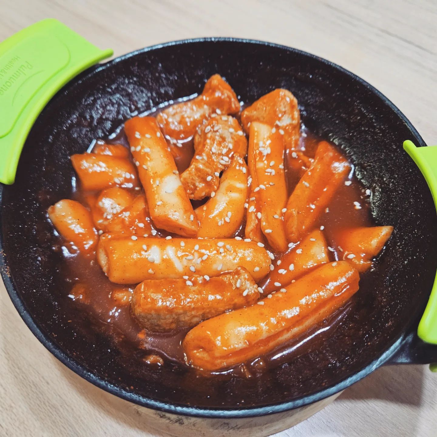 폭풍닭볶이 구멍쌀떡 밀키트 (보통맛)

폭풍닭볶이는 중간에 구멍이 나있어 양념이 깊게 잘 베어있어 어른, 아이 누구나 좋아할 떡볶이 밀키트

보통만 매운맛이 있어 맛선택이 가능하고 순살닭봉이 있어 단백질 섭취에도 ok, 치즈와 오뎅등과 곁들어 먹으면 영양만점 간식!!!

특제 소스로 감칠맛 넘치는 닭볶이, 맛과 영양 편의성 모두 Good

조리법이 간편하여 캠핑용 밀키트, 야외 어디서나 조리가능. 2인분 패키지 이지만 1인분씩 개별포장 되어있어  자취생들에게도 적합한 건강식 밀키트

건강하며 정말 맛있는 한끼 해결!!

#협찬 #떡볶이 #떡볶이추천 #떡볶이밀키트 #쌀떡볶이 #떡볶이레시피 #캠핑밀키트 #캠핑요리추천
#다이어트떡볶이 #빨간키트떡볶이 #불닭떡볶이 #캠핑요리추천 #떡볶이추천 #캠핑메뉴 #떡볶이밀키트추천
#떡볶이1인분 #떡볶이전자레인지 #캠핑용밀키트 #국물떡볶이밀키트 #캠핑음식밀키트 #글램핑먹거리
#떡볶이키트 #닭가슴살떡볶이 #쌀떡볶이밀키트 #떡볶이다이어트 #저칼로리떡볶이 #짜장떡볶이밀키트
#캠핑밀키트추천 #캠핑요리메뉴 #다이어트떡볶이
hurricane_tteokbokki