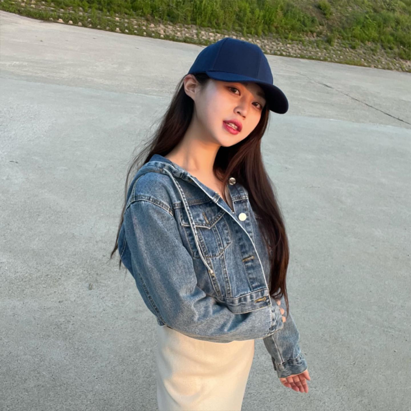 내 얼굴이 이렇게 작았나 싶을정도로 얼굴 핵 작아보이는 #얼굴소멸 #네이비색  #볼캡 ❤️ 

모자라곤 안어울려서  살면서 써본적이 없는데  #일상언니 브랜드껀 색별로 소장하소싶을정도 .. 남녀노소 할것없이 자연스러운 라운드 곡선 핏에  뒷통수 안이쁜사람도 도 커버가능인데다  14.5cm 깊은 세로 길이로 넓으면서 8.2cm 챙길이가 길어 얼굴은 더욱더 작아보이는 대두볼캡❤️ 이마 넓은 나도 너무예쁘게 잘맞았어요! 1+1하는데 커플로 써도 넘이쁠꺼같다앙😍

스토어 팜 링크는 👇
https://smartstore.naver.com/daily_sister/products/8491885010

#일상언니 #대두볼캡 #얼굴소멸캡 #무지볼캡 #모자추천