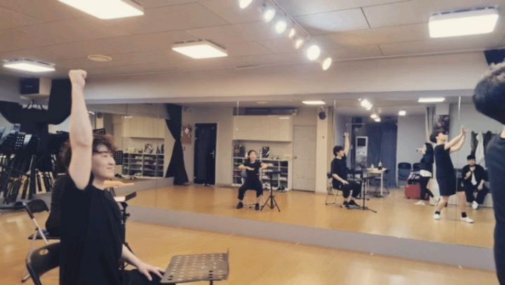 billy__lonelyday__ 김경민 작곡가님의 영롱한 곡과 beneficialworld 이로운 안무 감독님의 찰떡같은 안무가 만나서 넘나 맘에 드는 만화가 방금 튀어나온 것 같은 안무가 탄생하였습니다!! 👏 👏 👏  다들 진짜 최고 천재!!!! 👍

안경희역 itssolatido 정솔아
남우주역 박준서
박규역 emp_h2 황재훈

최고최고팀!!♡

#창작뮤지컬달라달라 #뮤달달