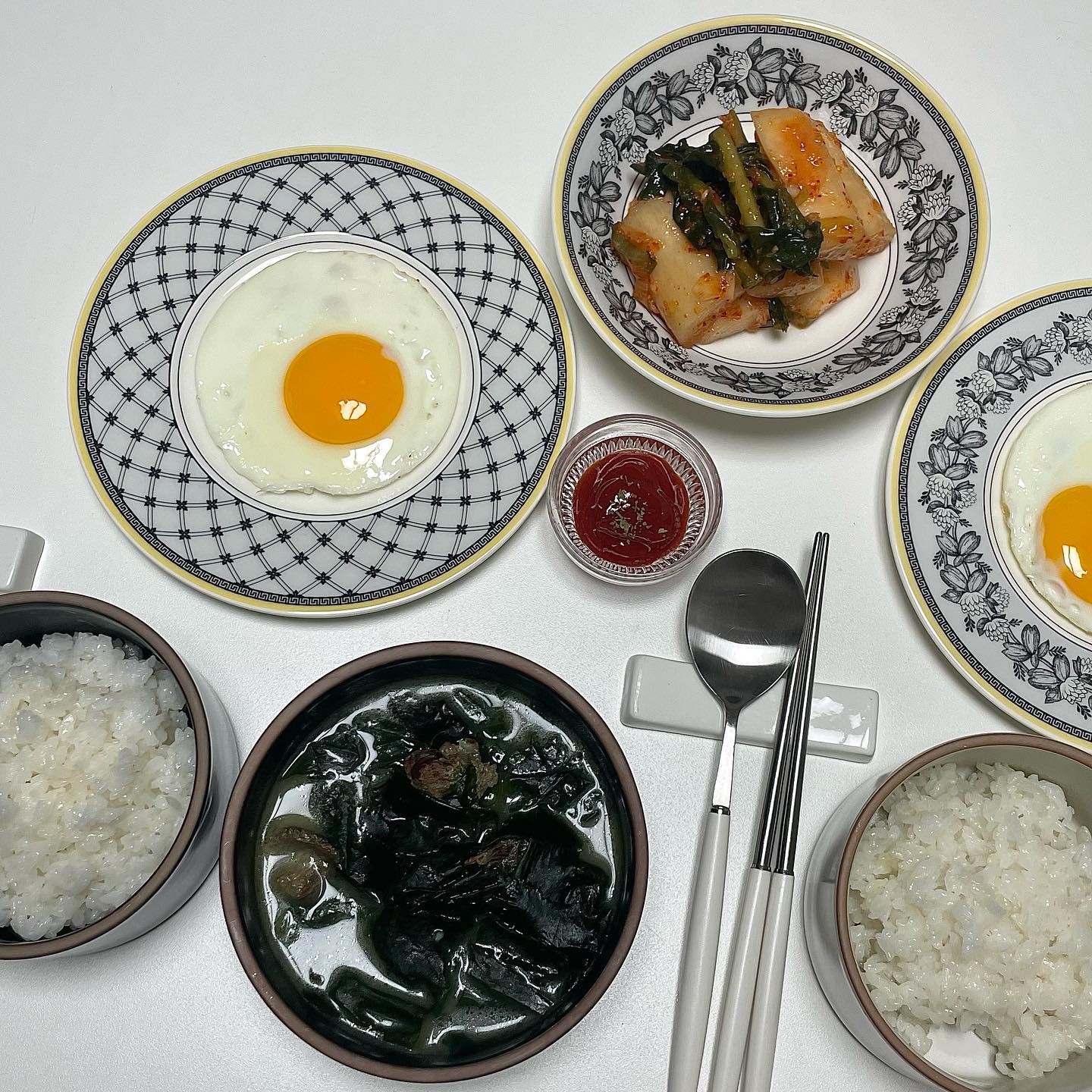 오늘저녁 🍳
사라다빵을 후식으로 먹기로해서 간단히 #미역국 에 #계란후라이