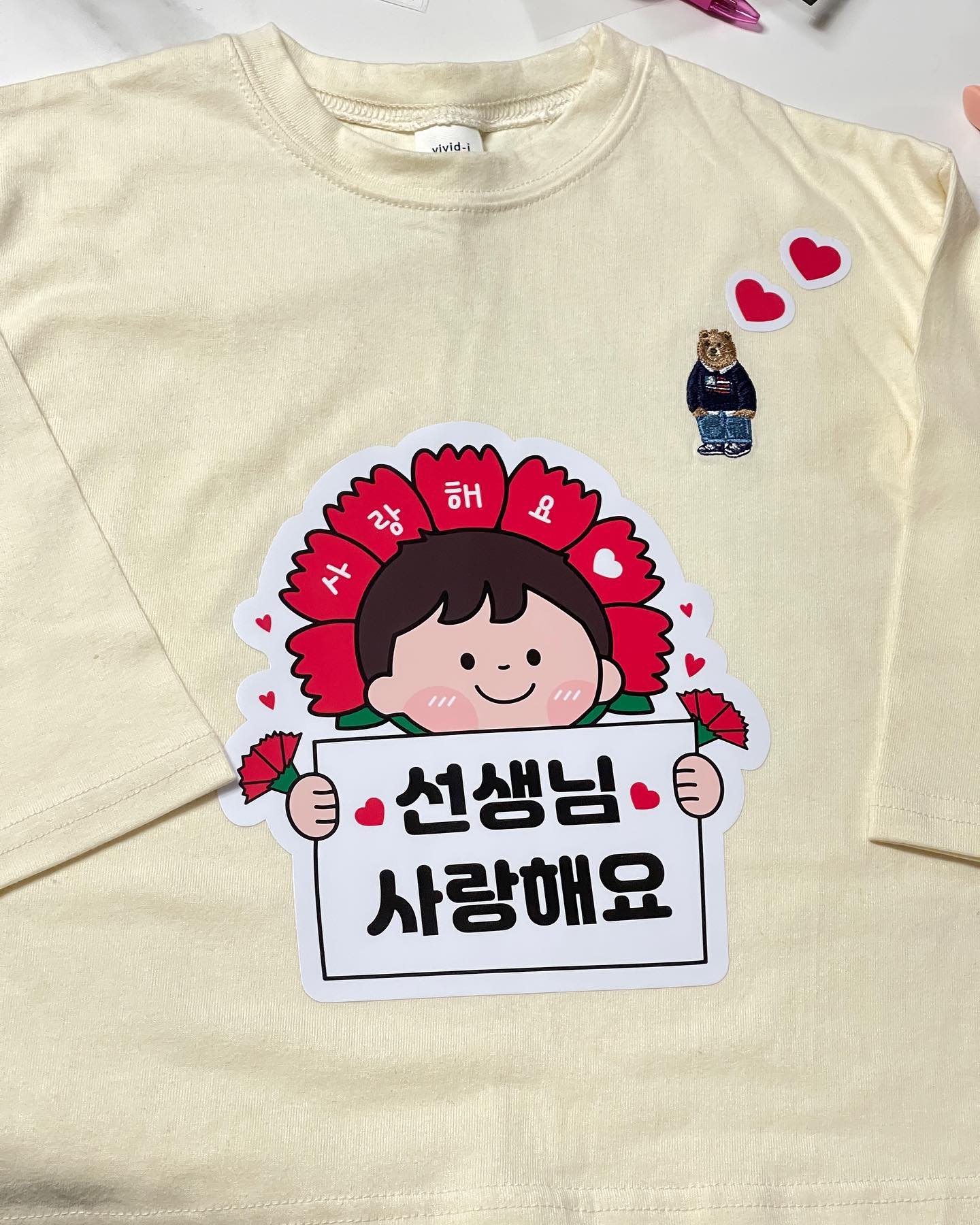 스승의날 기념! 간단한 스티커로 표현해본 이벤트!

아빠가 발견하고 엄마가 공유해서 단체로 맞춰입고 갔더니 선생님도 감동시켰어요🤩

작은 이벤트지만 단체샷 인증까지 해주신 담임 선생님 센스ㅋㅋ 감사합니다~

#스승의날 #스승의날이벤트 #스티커 #소소한빛 #다솜반 #잘부탁드립니다 #초보아빠 #육아대디