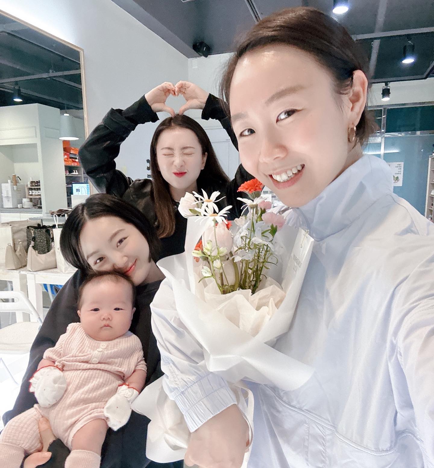 스승의날에 리틀빅! 빠질 수 없죠🩵
감사의 인사 전하러, 승아도 나도 컨디션 괜찬아서 후딱 다녀왔어요:) 오래만에 반가운 회원님과 인사도 나누고, 혜지도 시간내서 같이 와주고, 원장님도 넘나 좋아해주셔서 행복하네요ㅎㅎ

스승의 은혜 감사합니다🫶