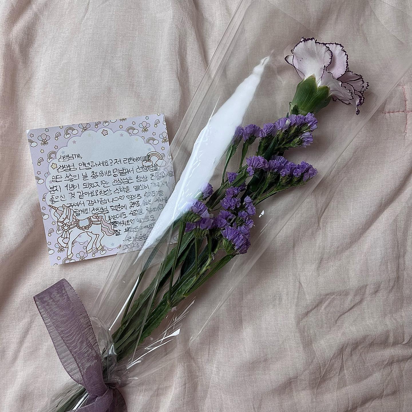 💜
.
.
.
.
.
학생이나 학부모님께 깊티나 선물은 많이 받아도 
이런 손편지+꽃은 처음... 
구냥 감동먹어서 피드 박제해버려써🥹 
+2위로 싫은 수학이라는 건 쫌 킹받네^_^